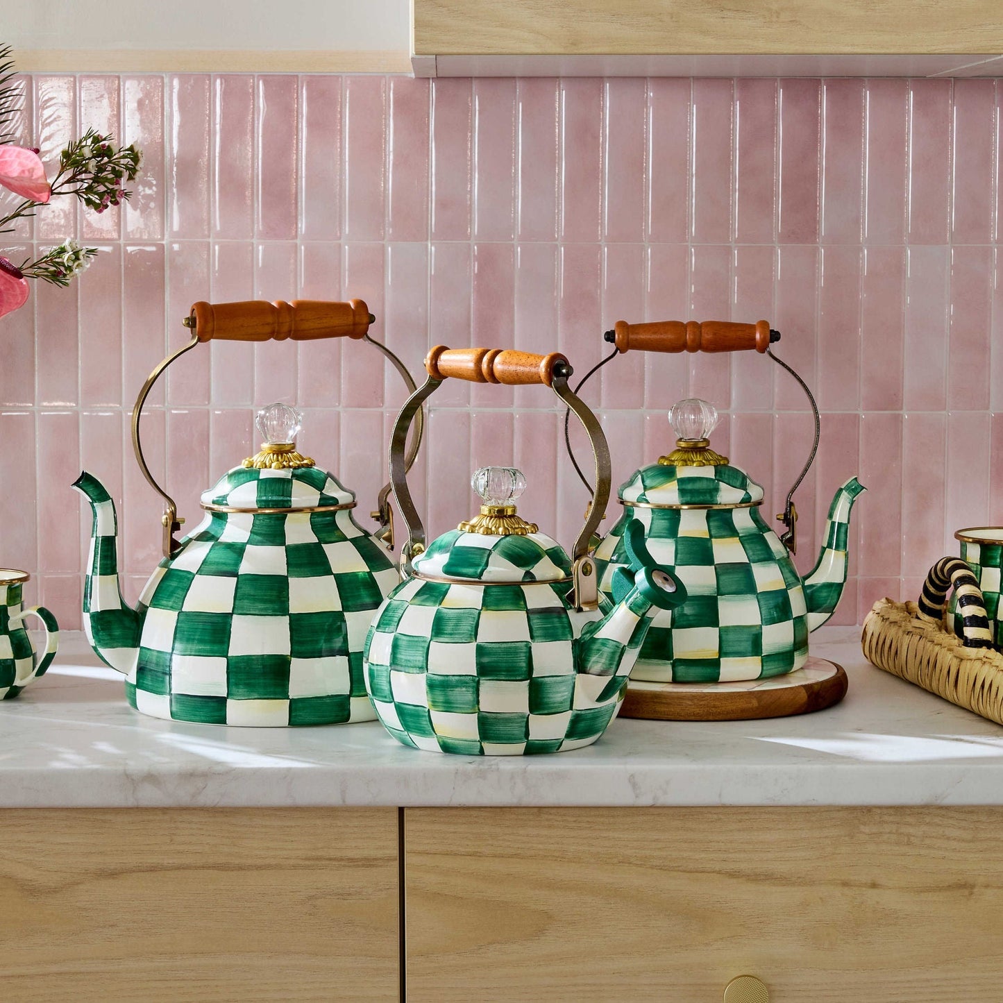 Čajová konvice Emerald Check od MacKenzie-Childs se zeleným kostkovaným vzorem, Waterfall Bathrooms