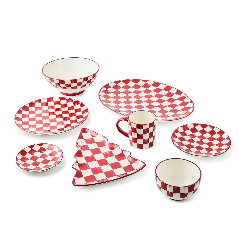 Servírovací mísa Cherry Check od MacKenzie-Childs s červeným kostkovaným vzorem z kameniny, Waterfall Bathrooms.