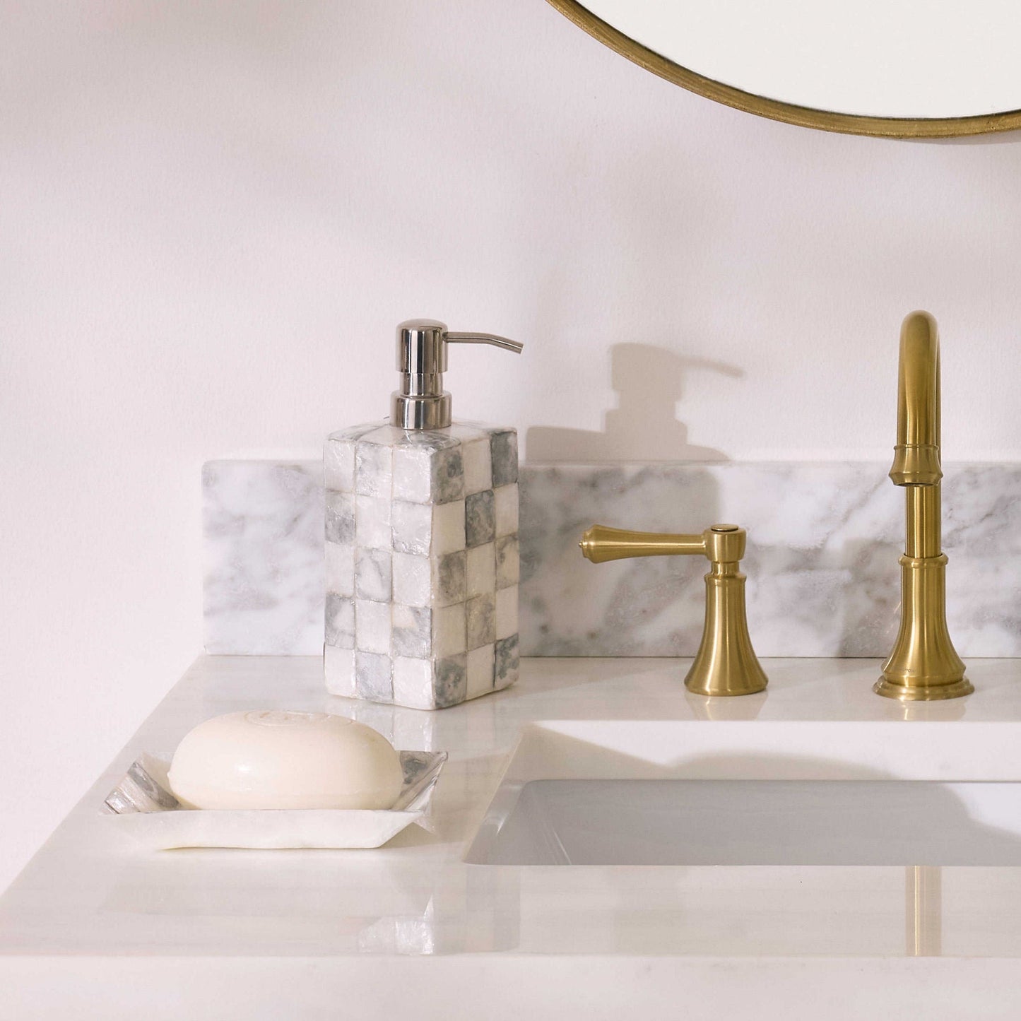 Dávkovač mýdla Capiz Sterling Check od MacKenzie-Childs, vkládaný šedý kostkovaný vzor na průsvitných lasturách capiz s perleťovým leskem, Waterfall Bathrooms.