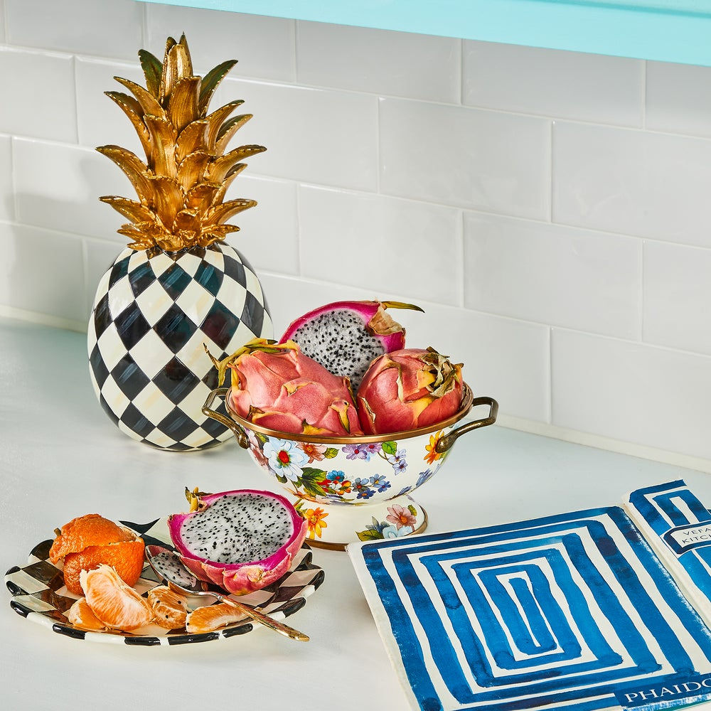 Dekorace Ananas Marquee od MacKenzie-Childs, pryskyřice, ručně malovaný vzor Courtly Harlequin a zlatá korunka, Waterfall Bathrooms.