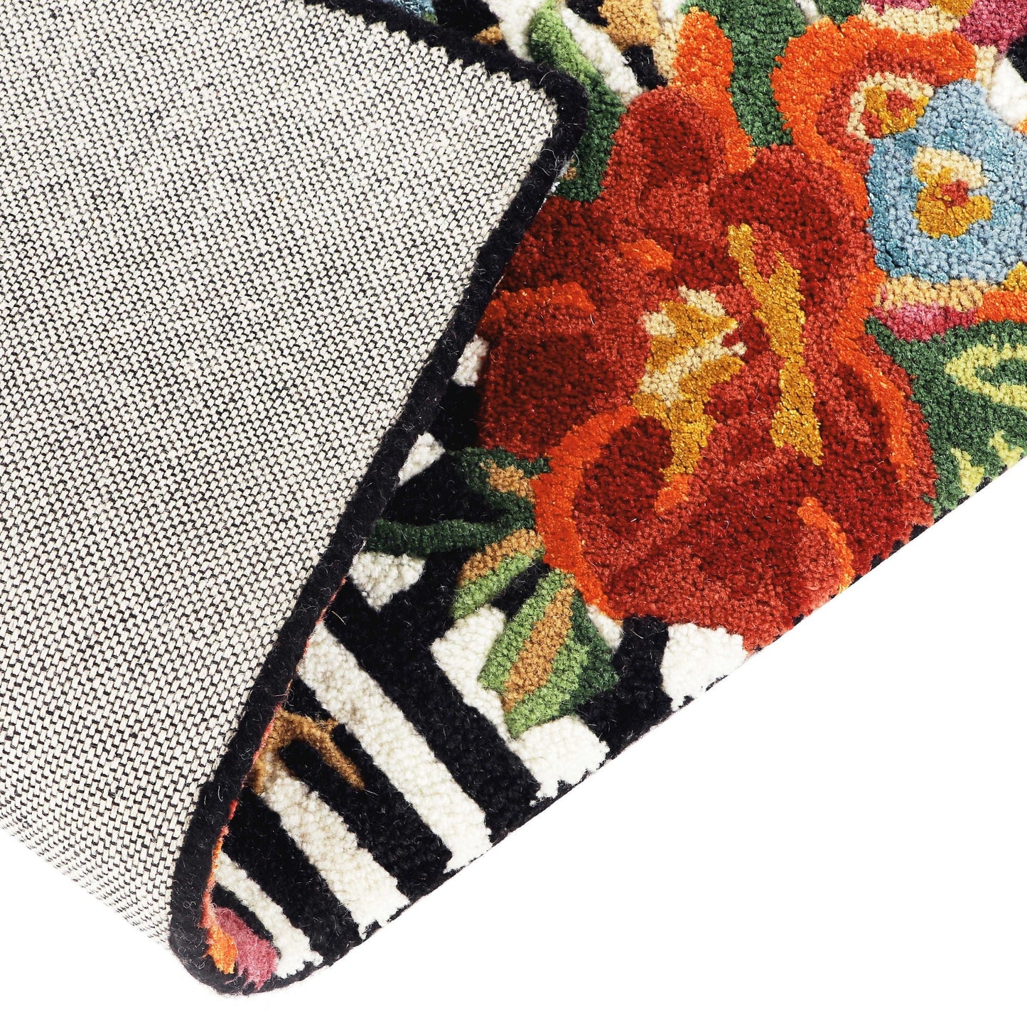 Luxusní vlněný koberec s květinovým vzorem a černo-bílými kostkami Courtly Flower Market Rug MacKenzie-Childs Waterfall Bathrooms