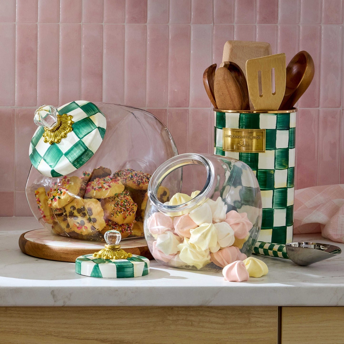 Dóza na sušenky s víkem Emerald Check od MacKenzie-Childs se zeleným kostkovaným vzorem, Waterfall Bathrooms.
