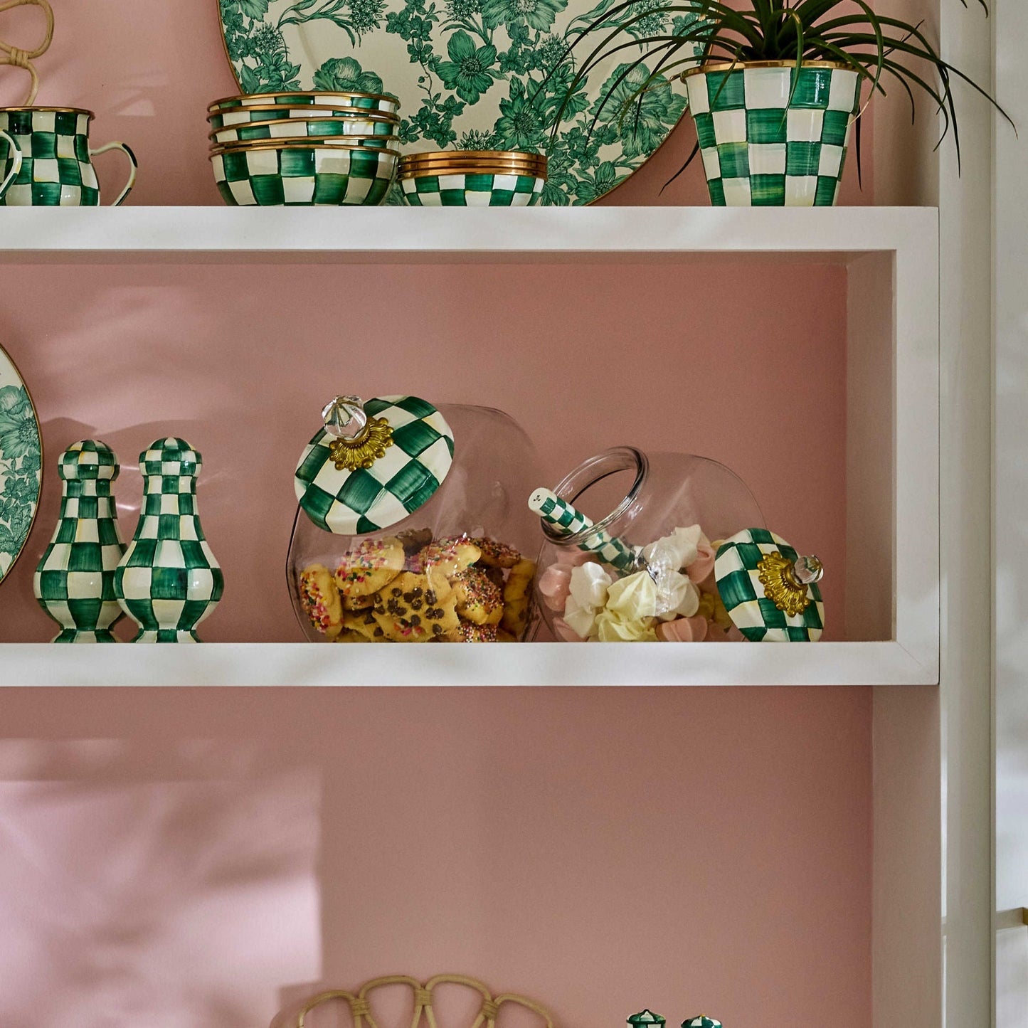 Dóza na sušenky s víkem Emerald Check od MacKenzie-Childs se zeleným kostkovaným vzorem, Waterfall Bathrooms.