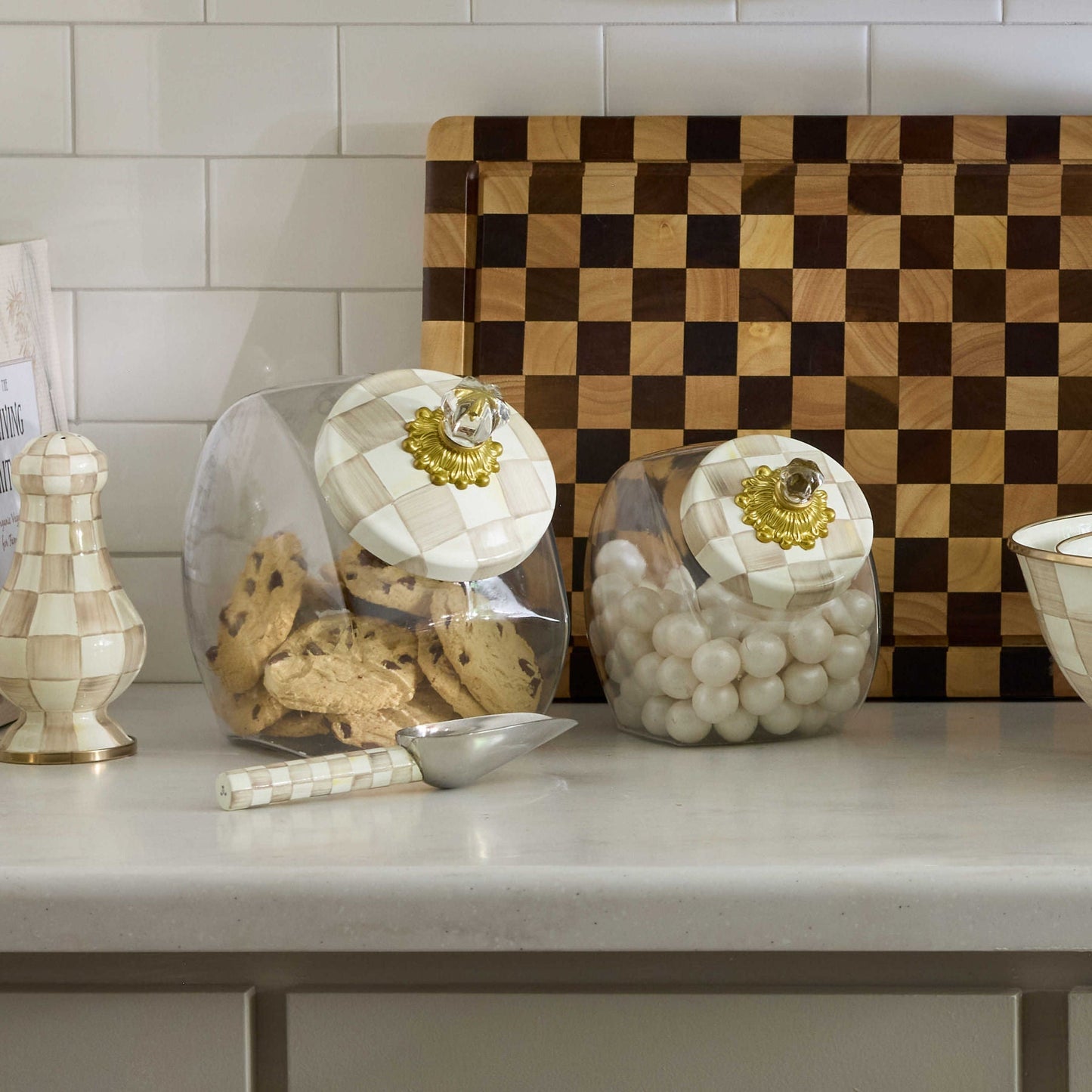 Skleněná dóza na sušenky s víkem Mocha Check od MacKenzie-Childs s kávovými kostkami a skleněným knopem, Waterfall Bathrooms.