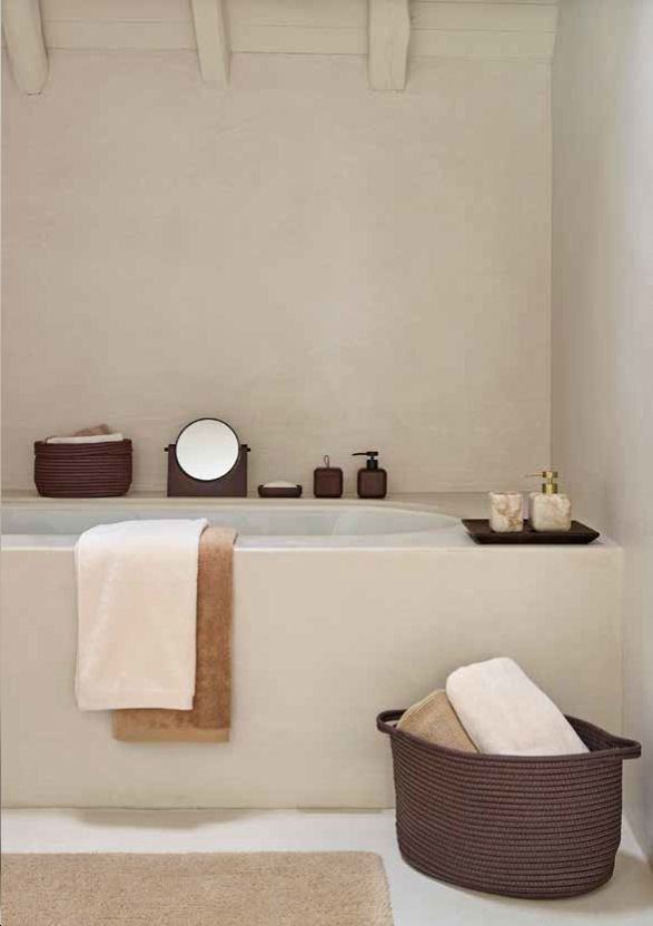 Luxusní mramorový držák na toaletní kartáč Blake od Aquanova, béžová/písková a bronzová barva, Waterfall Bathrooms.