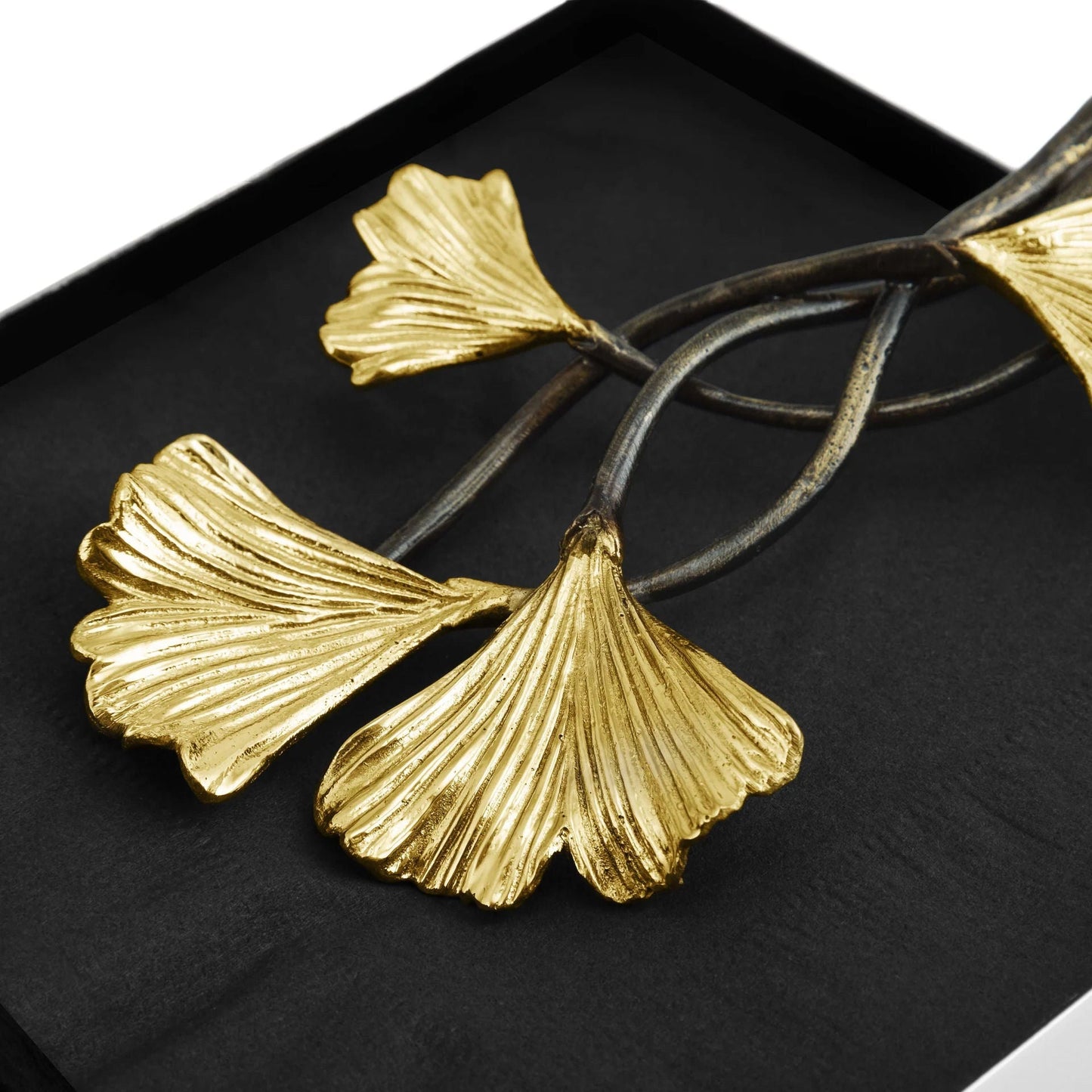 Držák na ubrousky Golden Ginkgo od Michael Aram z mosazi a nerezové oceli, dostupný jako koktejlový a jídelní držák, s motivem zvlněných ginkgo listů, Waterfall Bathrooms.