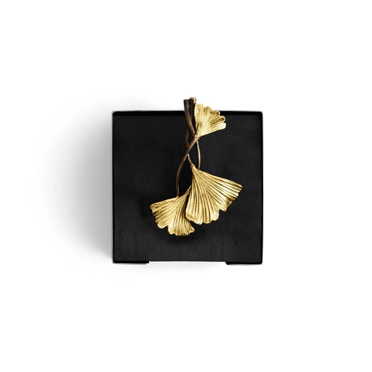 Držák na ubrousky Golden Ginkgo od Michael Aram z mosazi a nerezové oceli, dostupný jako koktejlový a jídelní držák, s motivem zvlněných ginkgo listů, Waterfall Bathrooms.