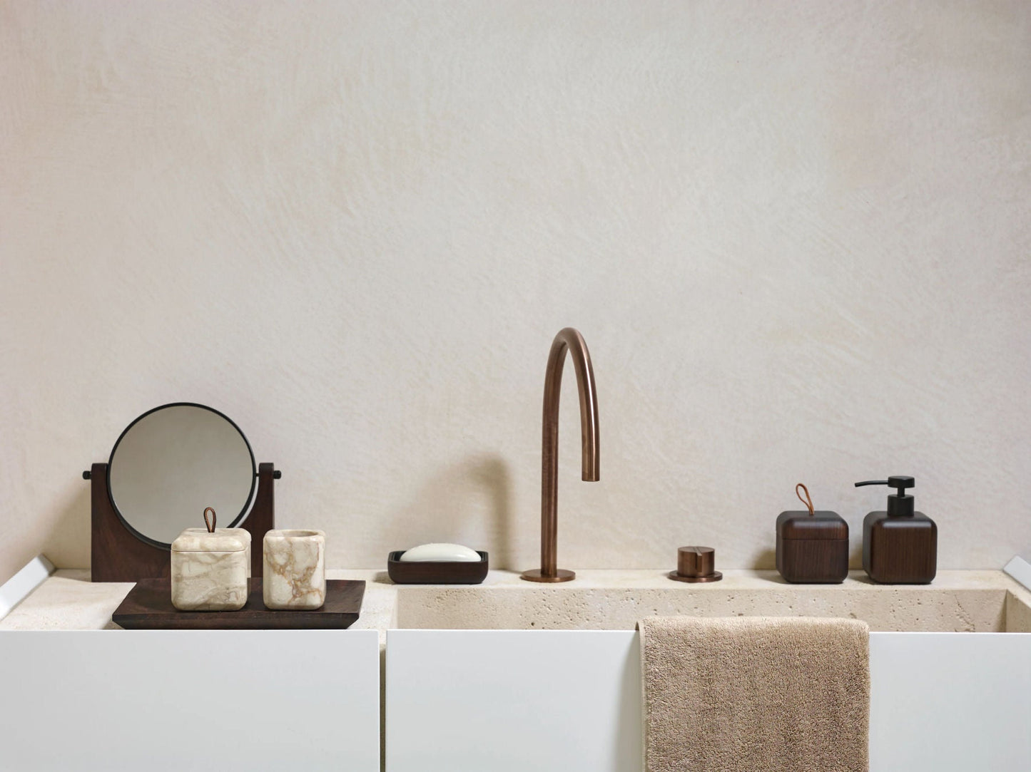 Luxusní mramorový držák na zubní kartáčky Blake od Aquanova, béžová/písková barva, Waterfall Bathrooms.