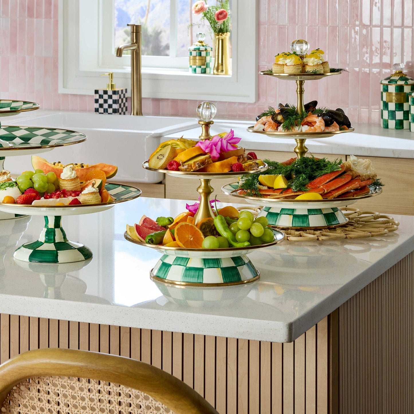 Dvoupatrový servírovací tác Emerald Check od MacKenzie-Childs se zeleným kostkovaným vzorem, Waterfall Bathrooms.
