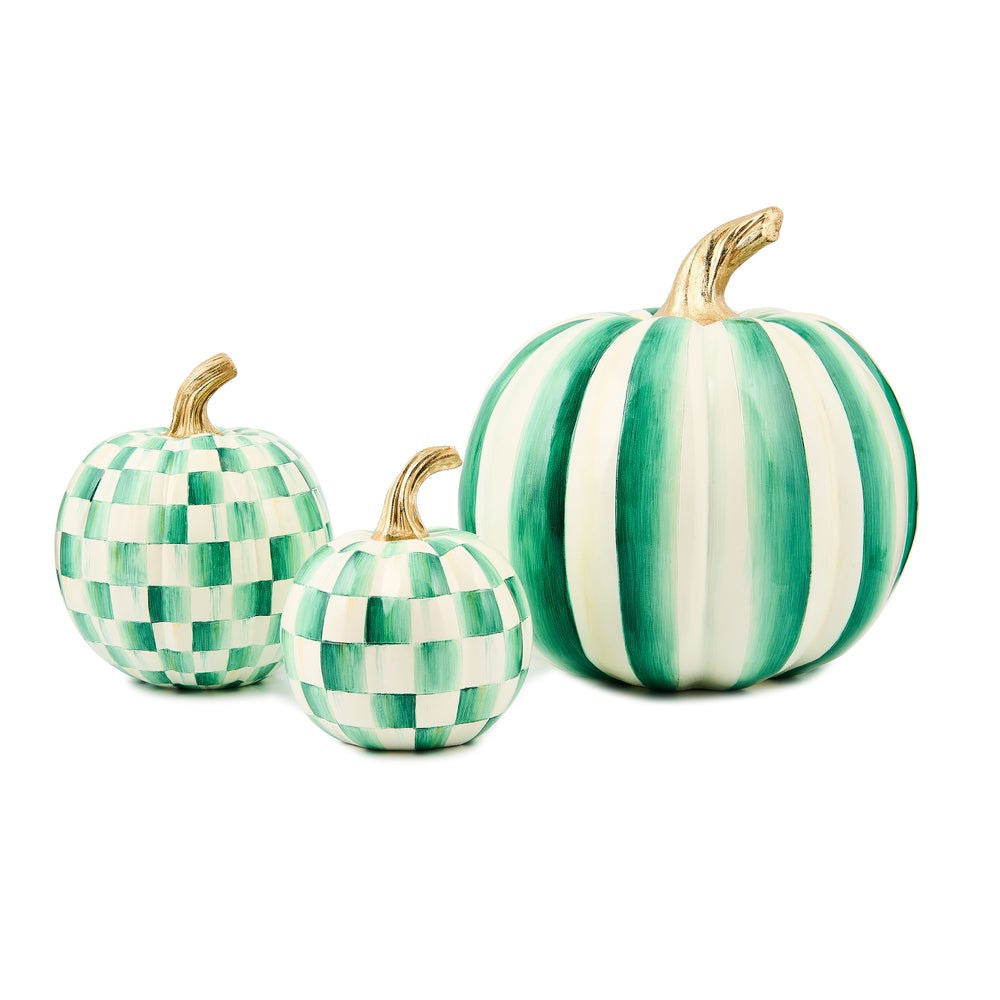 Dekorativní dýně Emerald Check (malá) od MacKenzie-Childs, zelený šachovnicový vzor a zlatý stonek, podzimní a halloweenská dekorace, Waterfall Bathrooms.