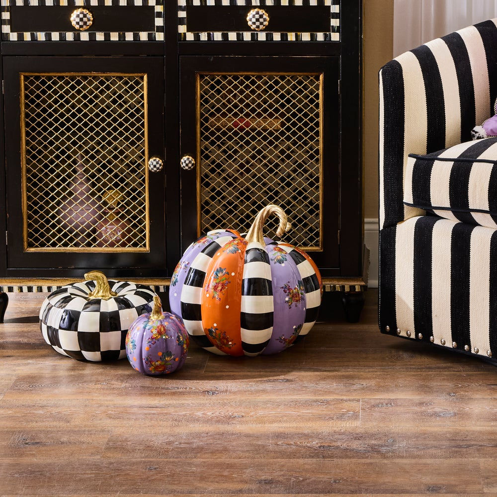 Extra velká dekorativní dýně s fialovým patchworkovým vzorem, pruhy a květinami MacKenzie-Childs Waterfall Bathrooms