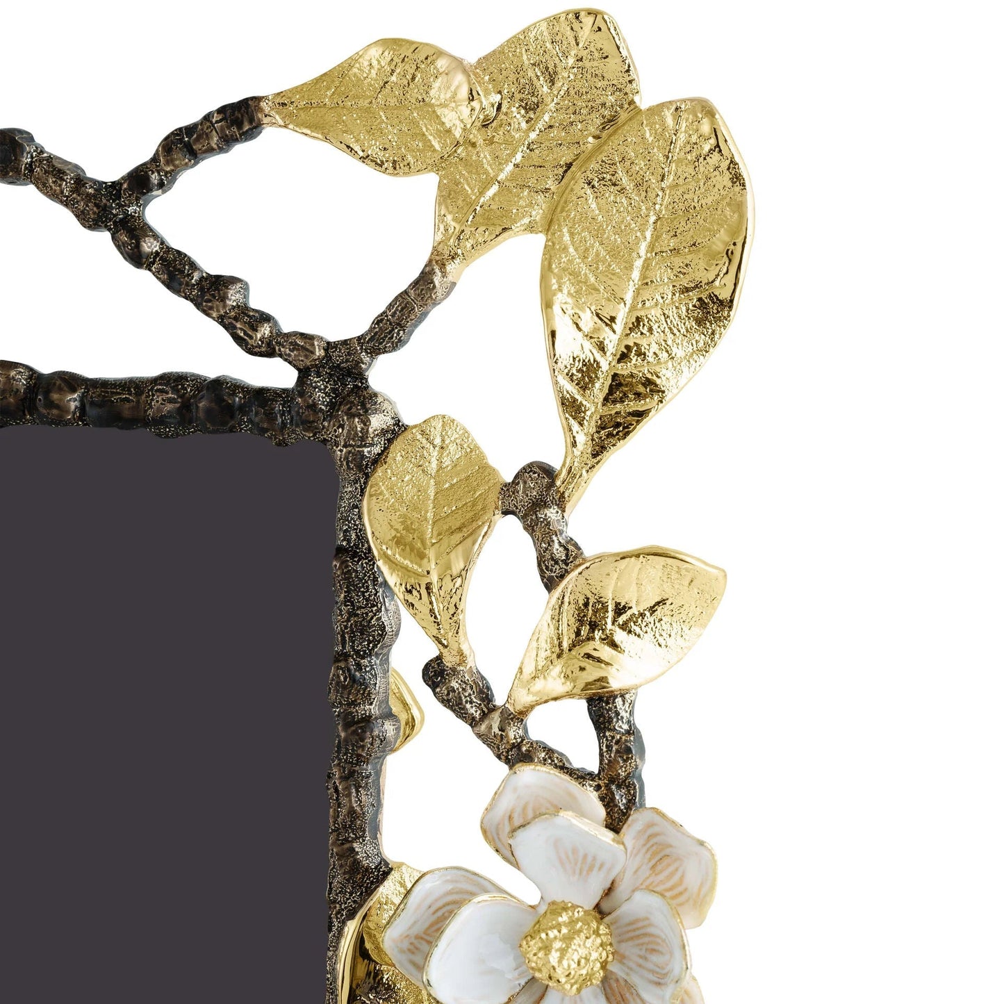 Fotorámeček Vintage Bloom od Michael Aram ve dvou velikostech, zdobený motivem botanických květů, s povrchovou úpravou Antique Gold, niklem a smaltem, Waterfall Bathrooms.