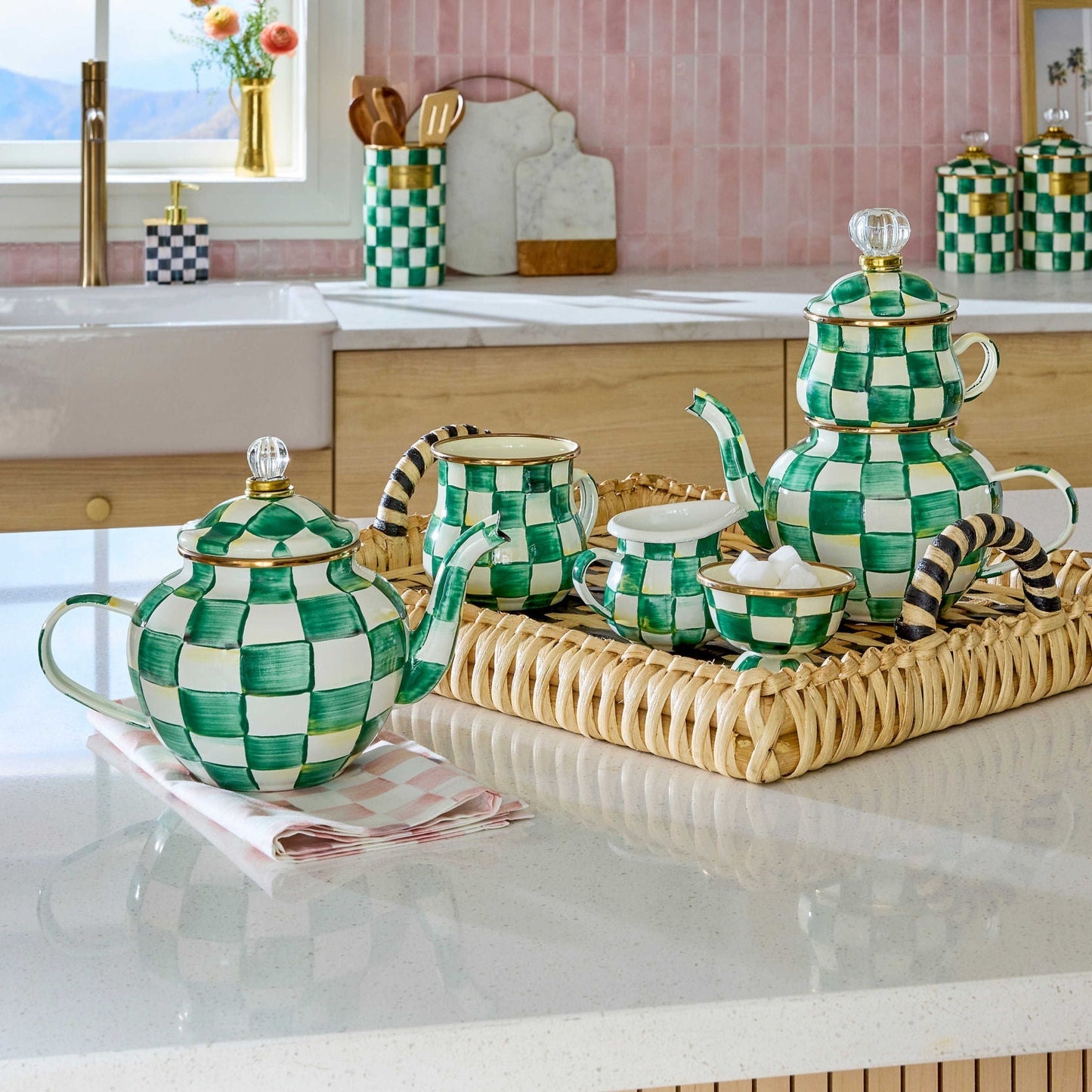 Hrnek Emerald Check od MacKenzie-Childs se zeleným kostkovaným vzorem, Waterfall Bathrooms.