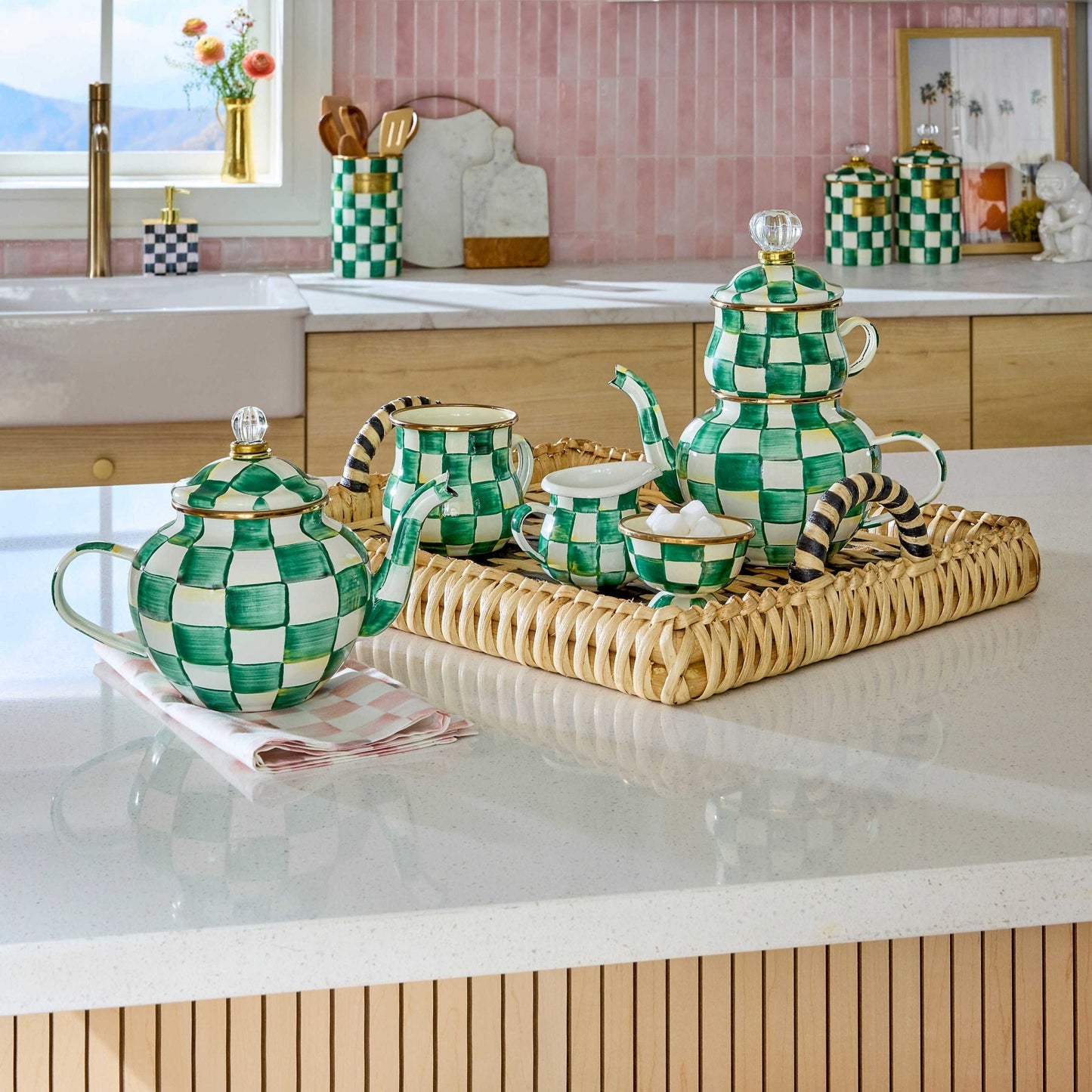 Konvička na čaj Emerald Check od MacKenzie-Childs se zeleným kostkovaným vzorem, Waterfall Bathrooms.