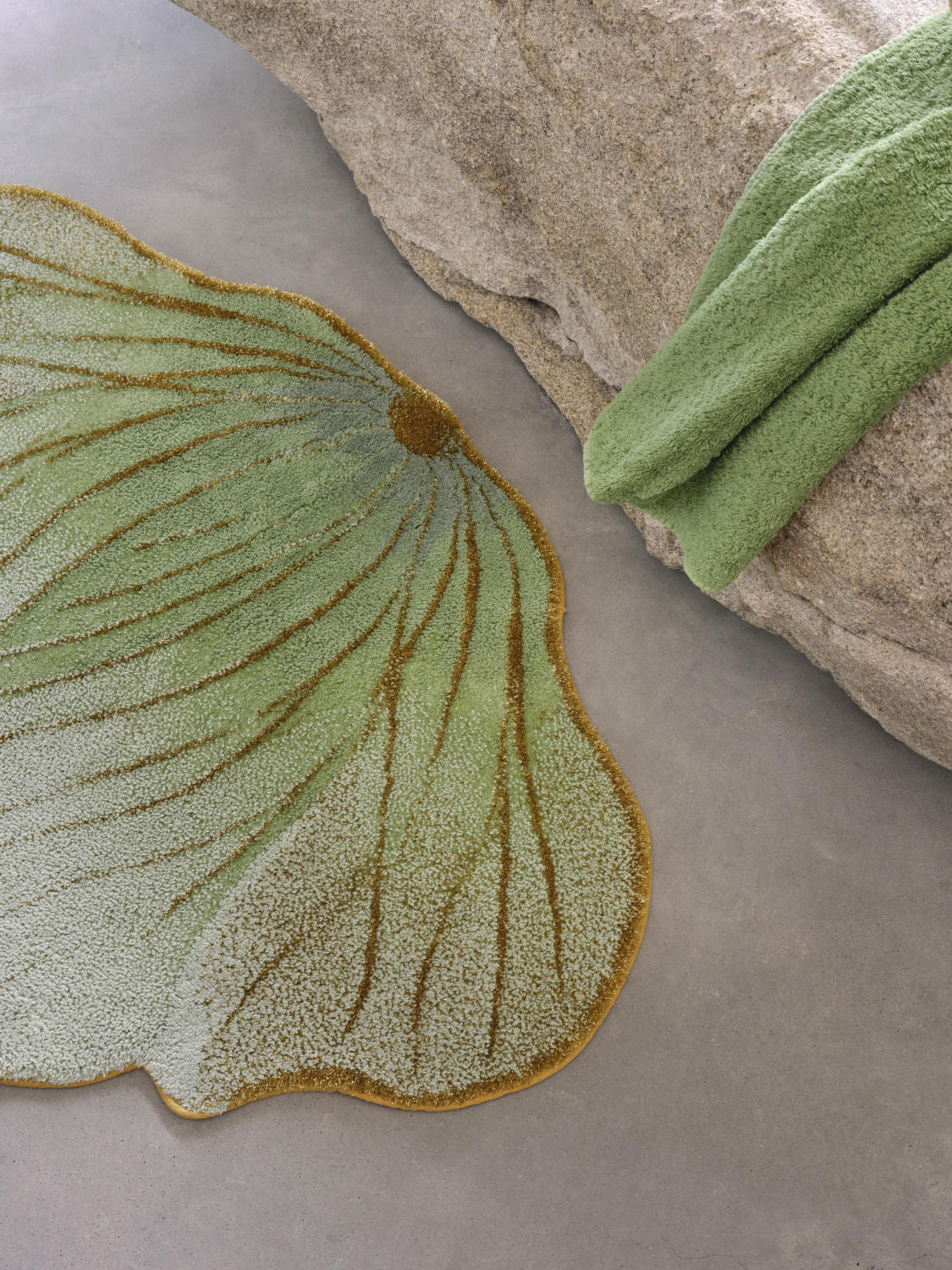 Designová koupelnová předložka LOTUS z egyptské bavlny od Abyss & Habidecor ve tvaru lotosového květu se zlatými akcenty, Waterfall Bathrooms.