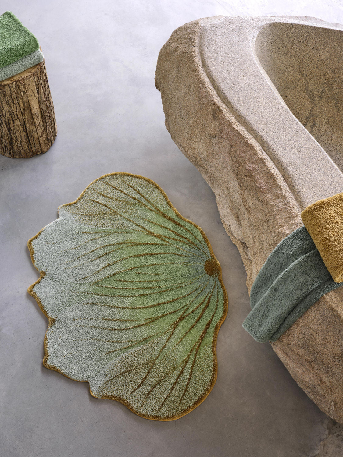 Designová koupelnová předložka LOTUS z egyptské bavlny od Abyss & Habidecor ve tvaru lotosového květu se zlatými akcenty, Waterfall Bathrooms.
