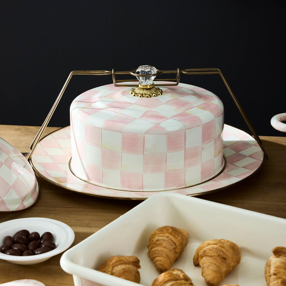 Luxusní smaltovaný pudrově růžový nosič na dorty Rosy Check MacKenzie-Childs
