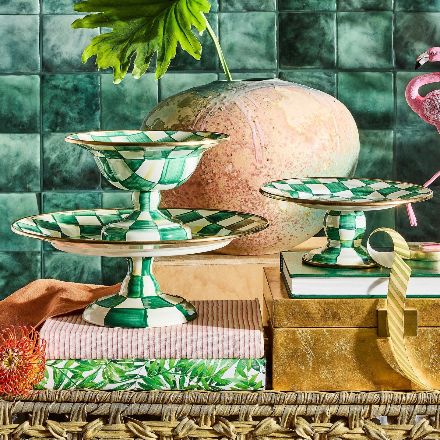 Malý servírovací podnos na nožce Emerald Check od MacKenzie-Childs se zeleným kostkovaným vzorem, Waterfall Bathrooms.