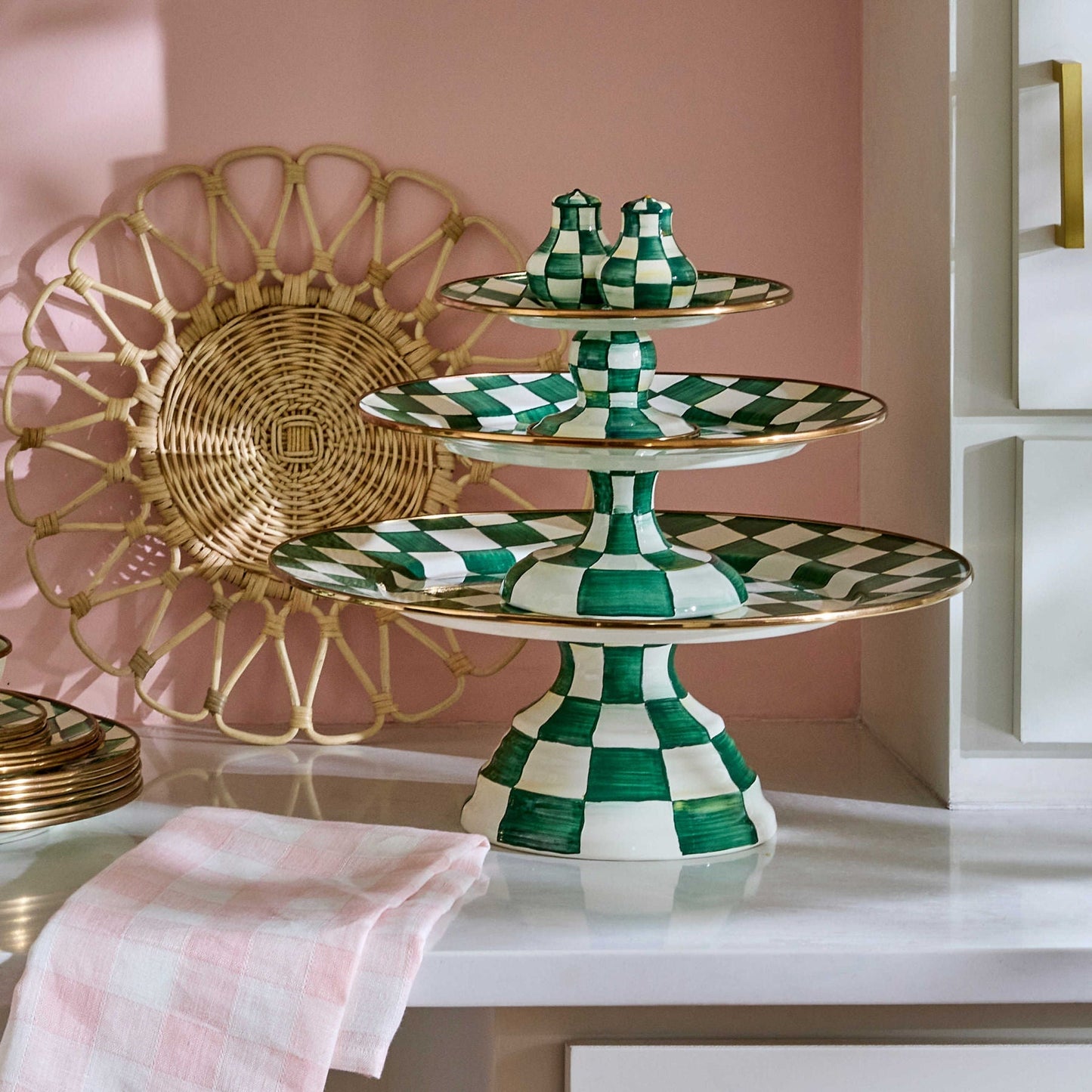 Malý servírovací podnos na nožce Emerald Check od MacKenzie-Childs se zeleným kostkovaným vzorem, Waterfall Bathrooms.