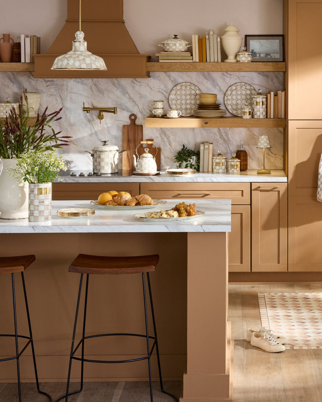 Luxusní smaltovaný servírovací tác Mocha Check MacKenzie-Childs