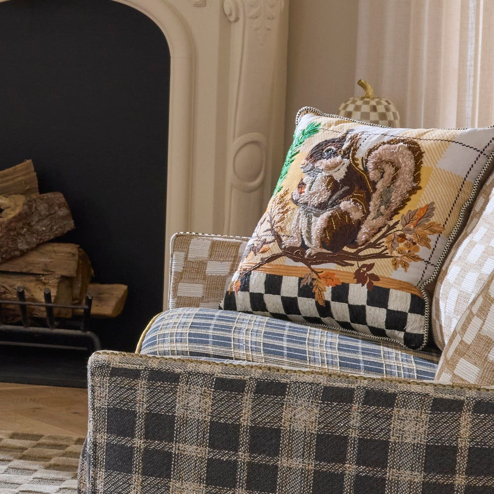 Polštářek s Veverkou (Squirrel Throw Pillow) od MacKenzie-Childs, zdobený podzimním motivem, černo-bílými kostkami a korálky, Waterfall Bathrooms.
