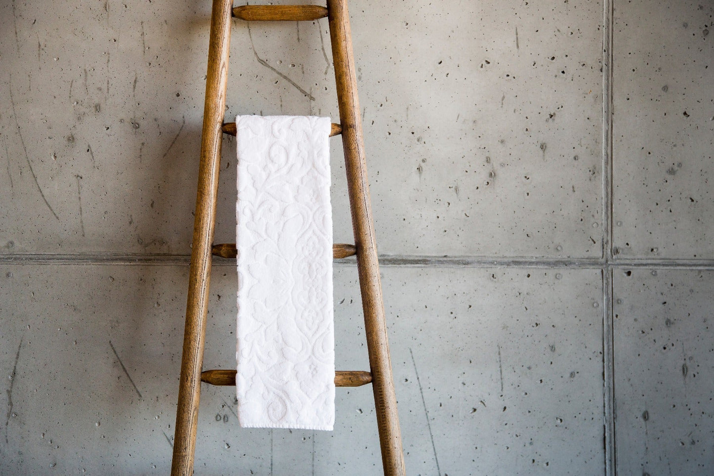 Romantic Egyptian Cotton Bathroom Towels - 100 White - |VESIMI Design| Luxury and Rustic bathrooms online