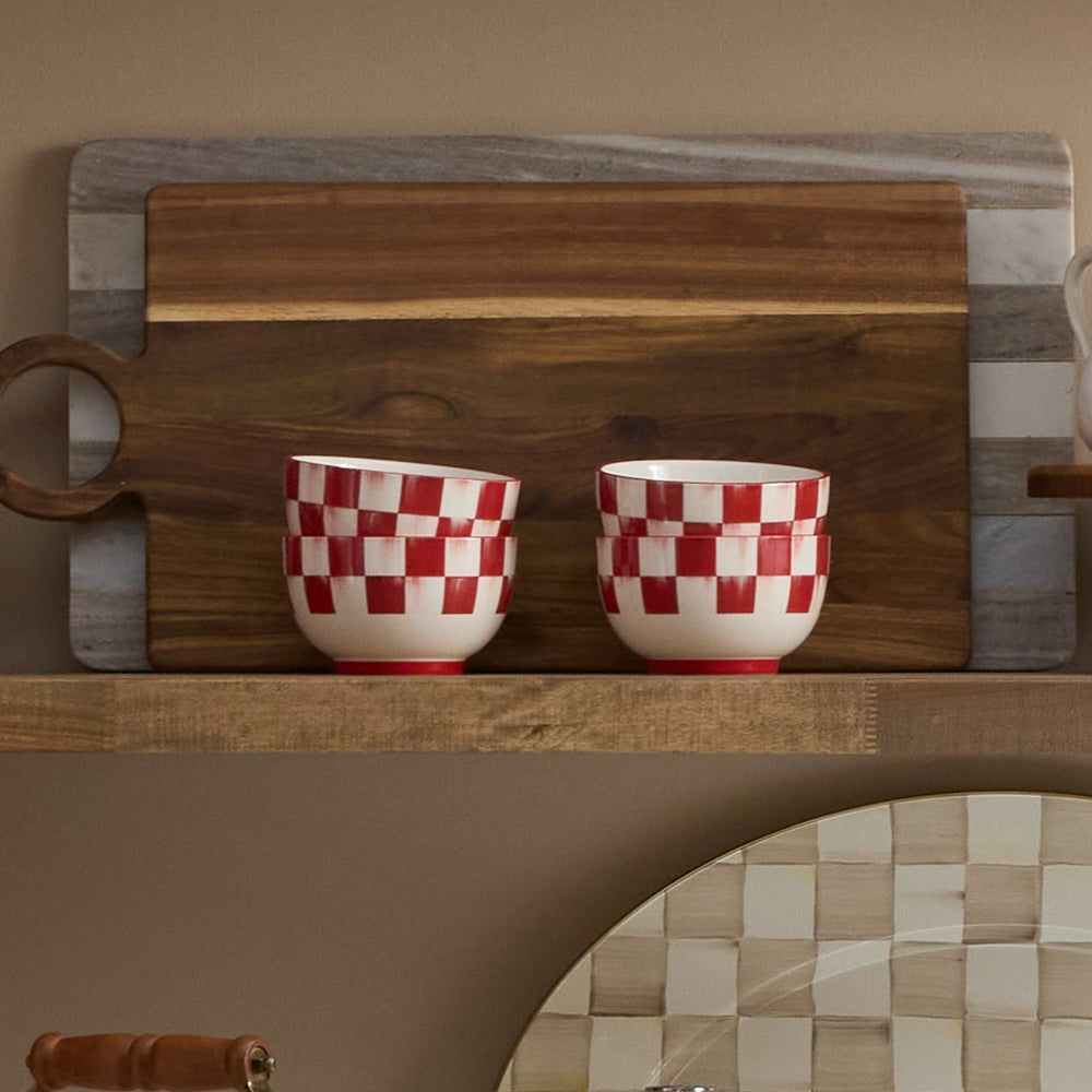 Sada 4 snídaňových misek Cherry Check od MacKenzie-Childs s červeným kostkovaným vzorem z kameniny, Waterfall Bathrooms.