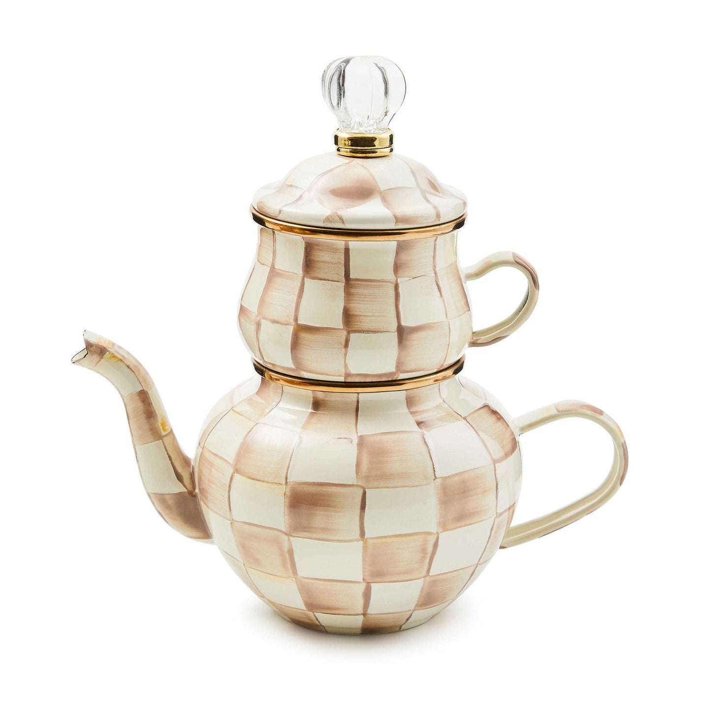 Smaltovaná sada High Tea Mocha Check od MacKenzie-Childs, s konvicí a hrnkem postaveným na sobě, s kávovým kostkovaným vzorem, Waterfall Bathrooms.