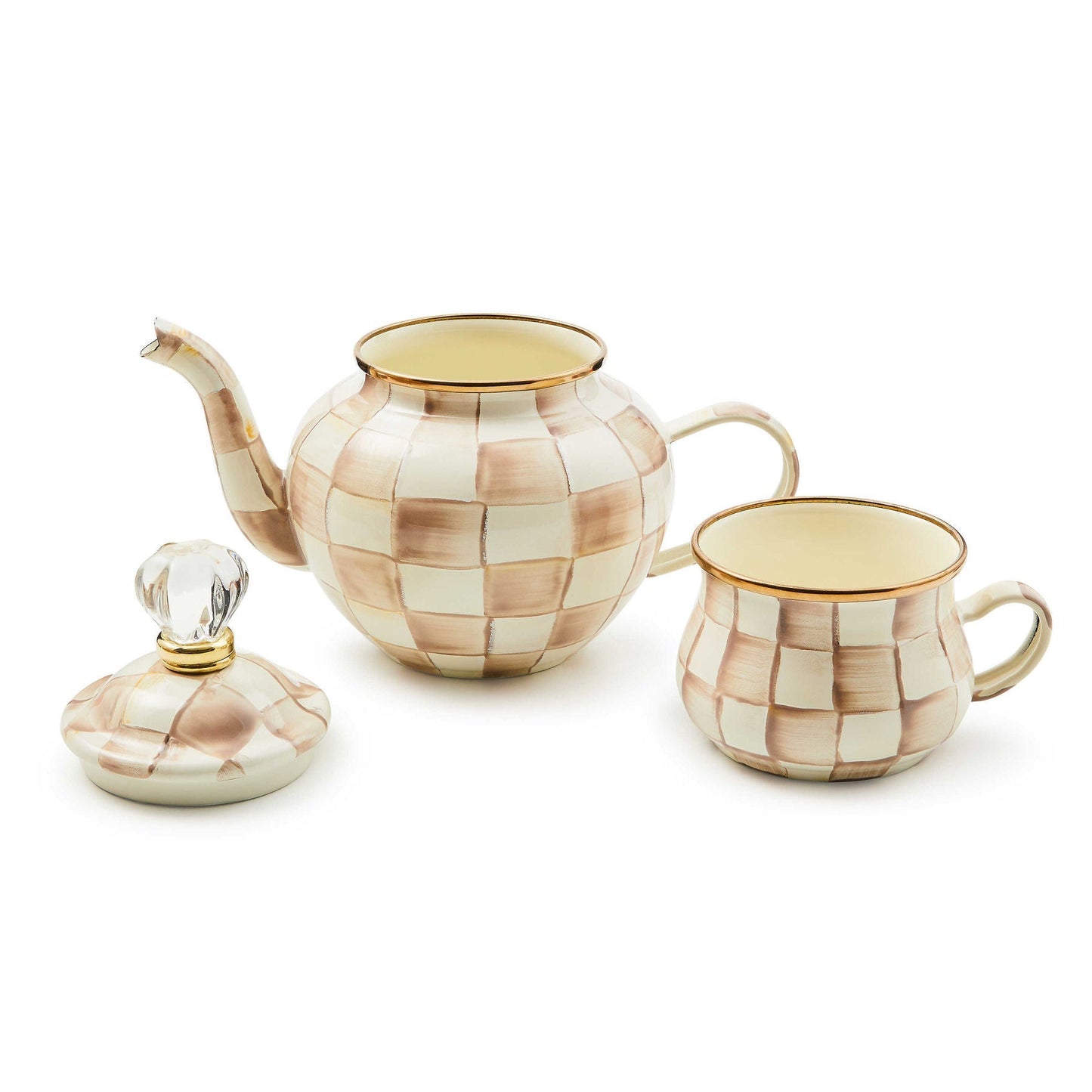 Smaltovaná sada High Tea Mocha Check od MacKenzie-Childs, s konvicí a hrnkem postaveným na sobě, s kávovým kostkovaným vzorem, Waterfall Bathrooms.
