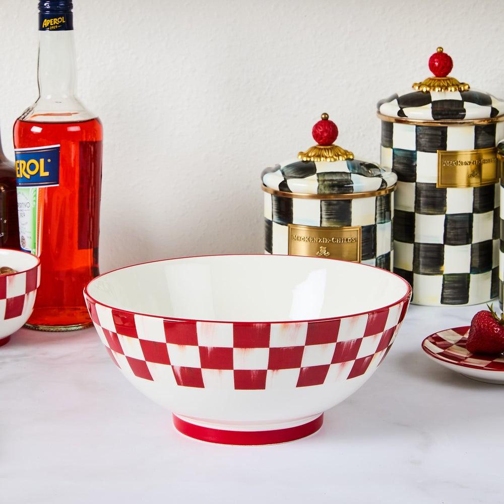 Servírovací mísa Cherry Check od MacKenzie-Childs s červeným kostkovaným vzorem z kameniny, Waterfall Bathrooms.