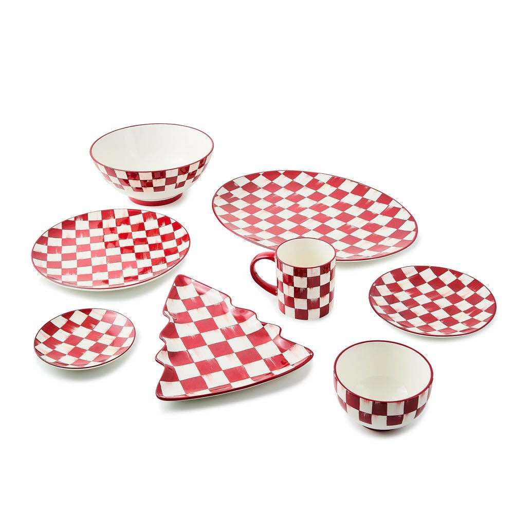 Servírovací tác Cherry Check od MacKenzie-Childs s červeným kostkovaným vzorem z kameniny, Waterfall Bathrooms.