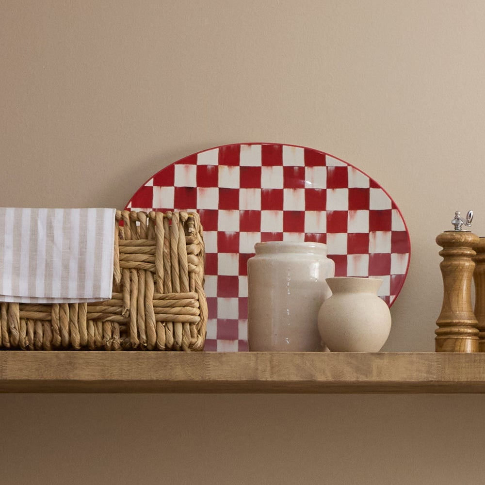 Servírovací tác Cherry Check od MacKenzie-Childs s červeným kostkovaným vzorem z kameniny, Waterfall Bathrooms.