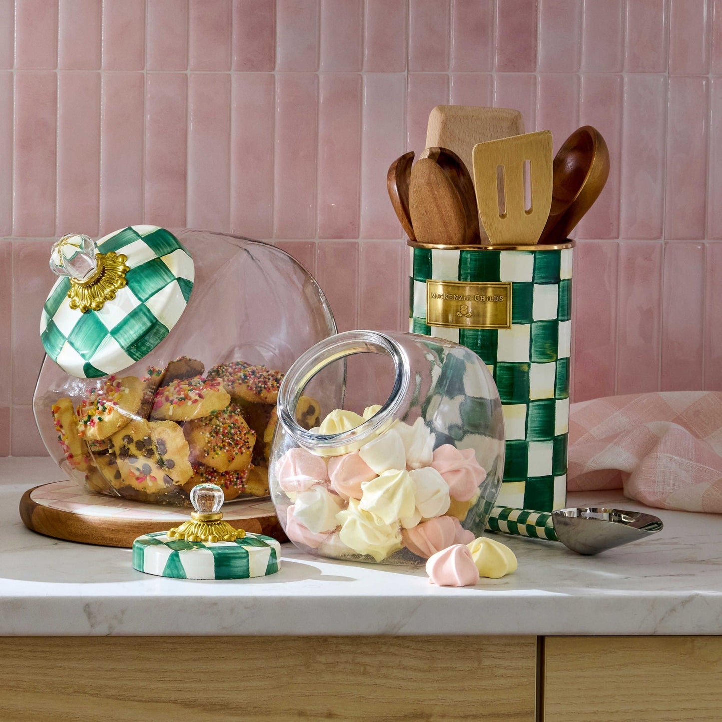 Stojan na kuchyňské náčiní Emerald Check od MacKenzie-Childs se zeleným kostkovaným vzorem, Waterfall Bathrooms.