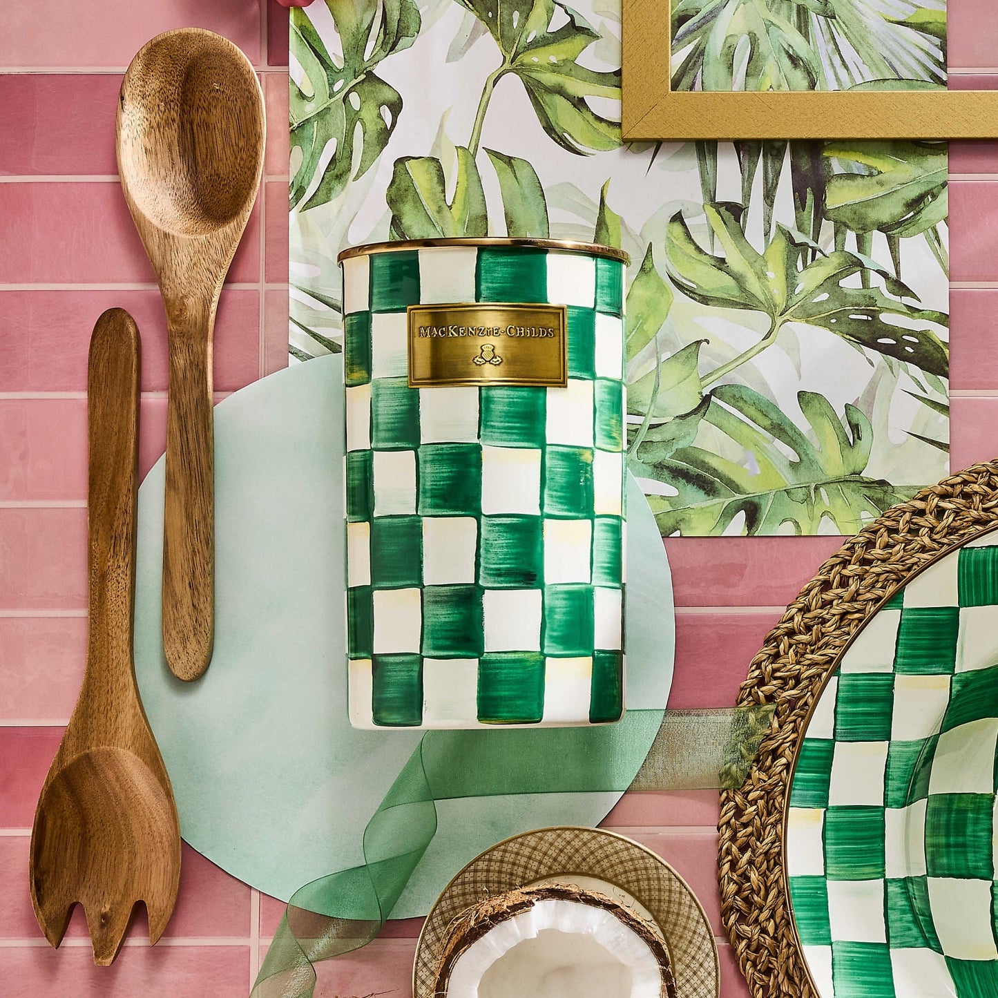 Stojan na kuchyňské náčiní Emerald Check od MacKenzie-Childs se zeleným kostkovaným vzorem, Waterfall Bathrooms.