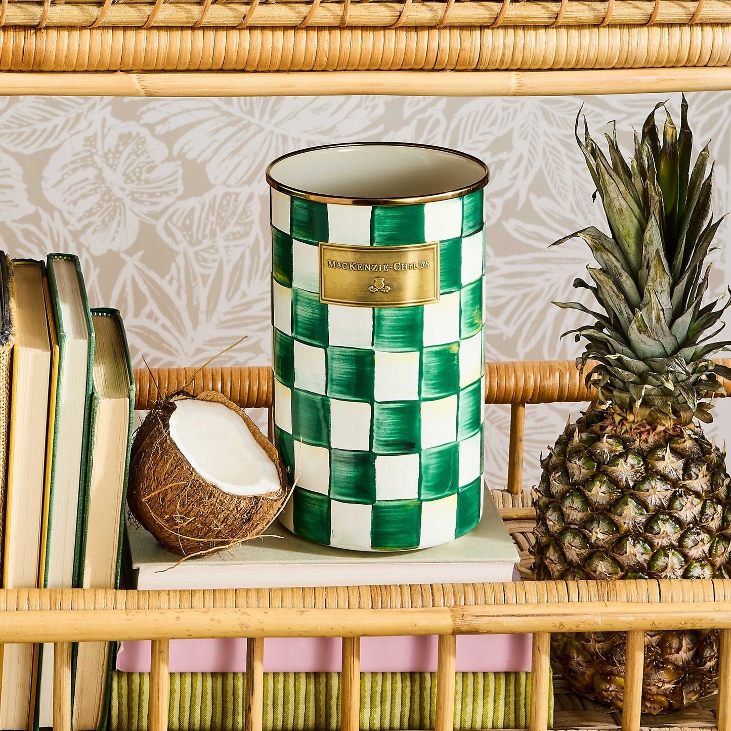 Stojan na kuchyňské náčiní Emerald Check od MacKenzie-Childs se zeleným kostkovaným vzorem, Waterfall Bathrooms.