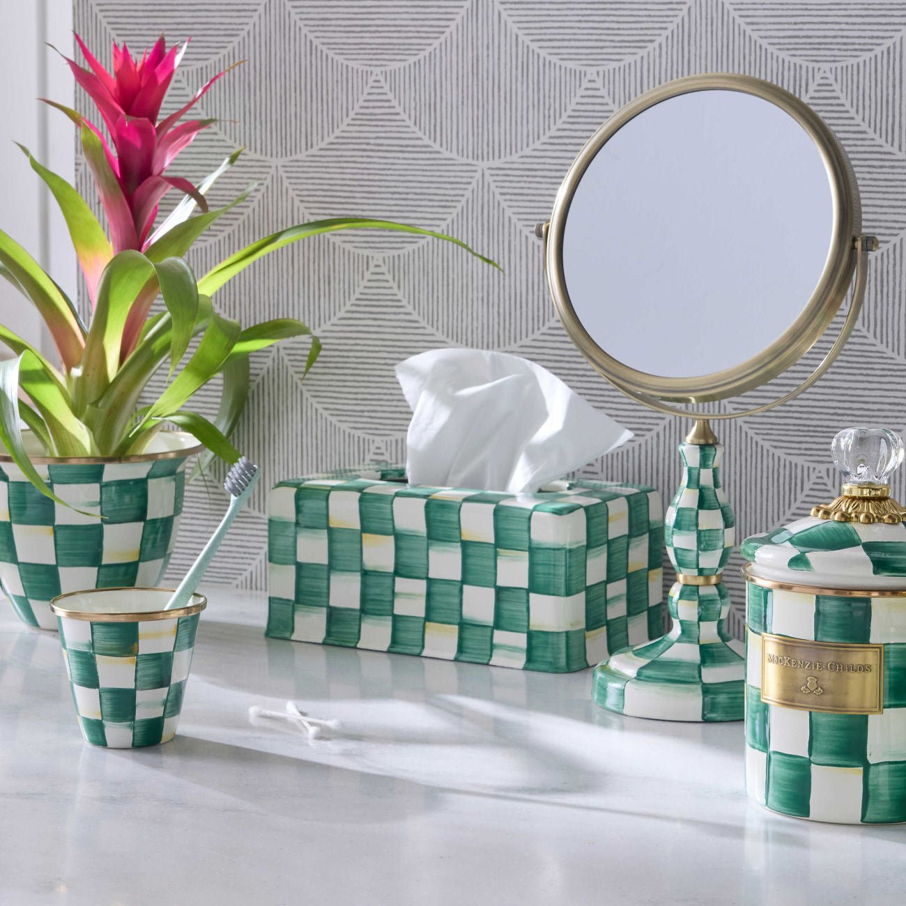 Stojan na toaletní papír Emerald Check od MacKenzie-Childs se zeleným kostkovaným vzorem, Waterfall Bathrooms.