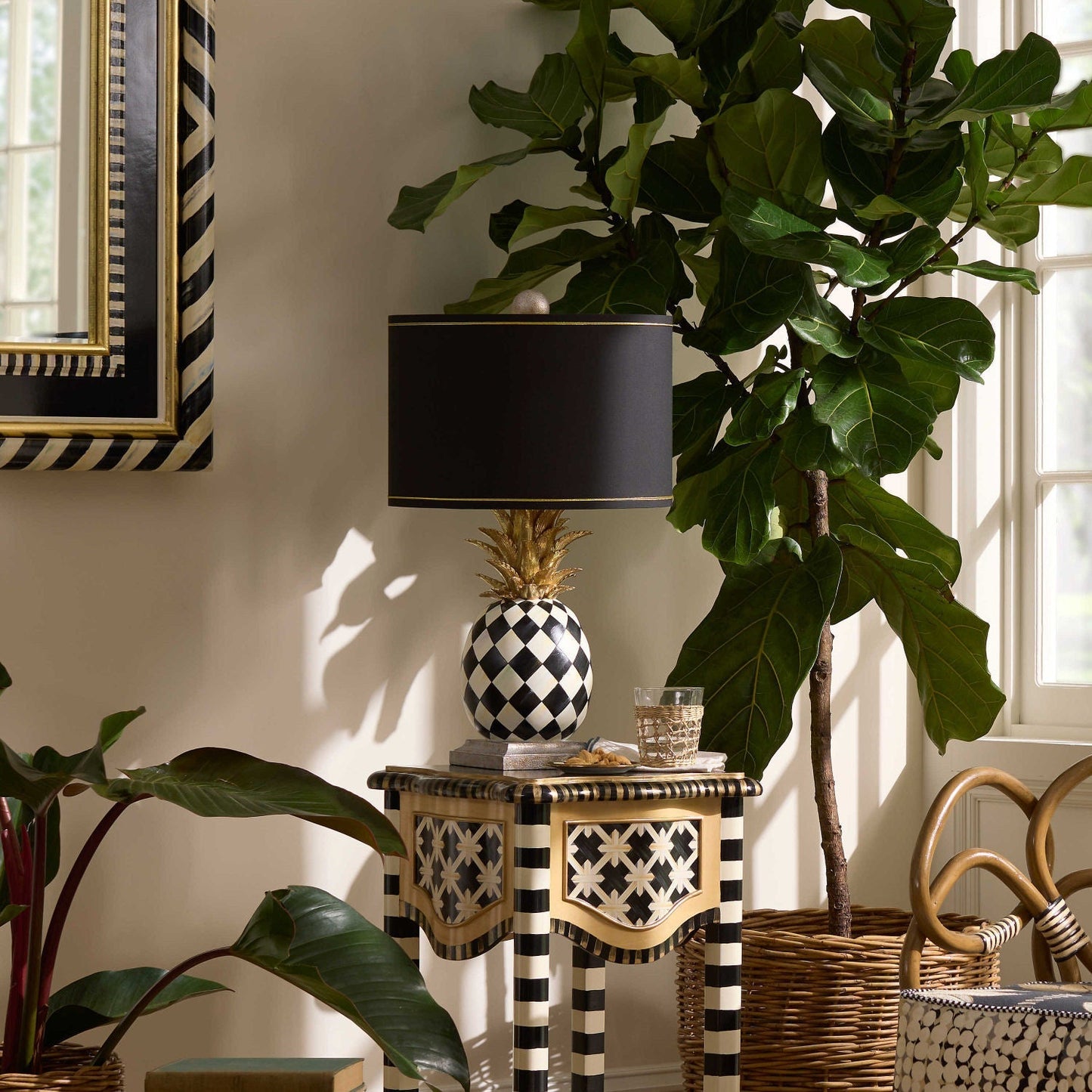 Stolní lampa Pineapple od MacKenzie-Childs se stříbrným ananasovým tělem a válcovitým stínidlem, Waterfall Bathrooms.