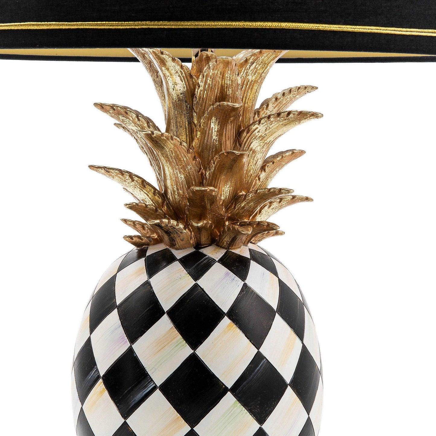 Stolní lampa Pineapple od MacKenzie-Childs se stříbrným ananasovým tělem a válcovitým stínidlem, Waterfall Bathrooms.