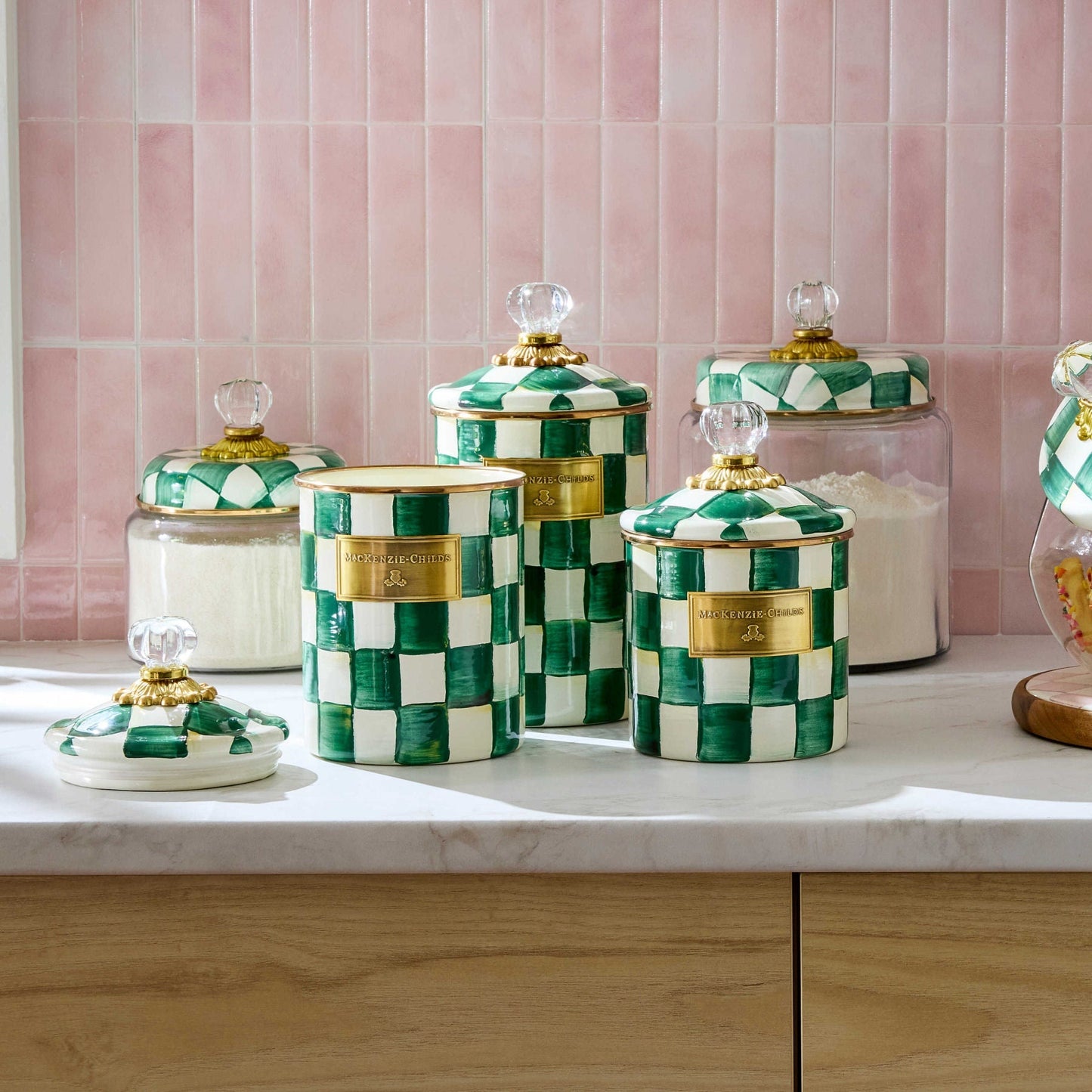 Střední dóza Emerald Check od MacKenzie-Childs se zeleným kostkovaným vzorem, Waterfall Bathrooms.