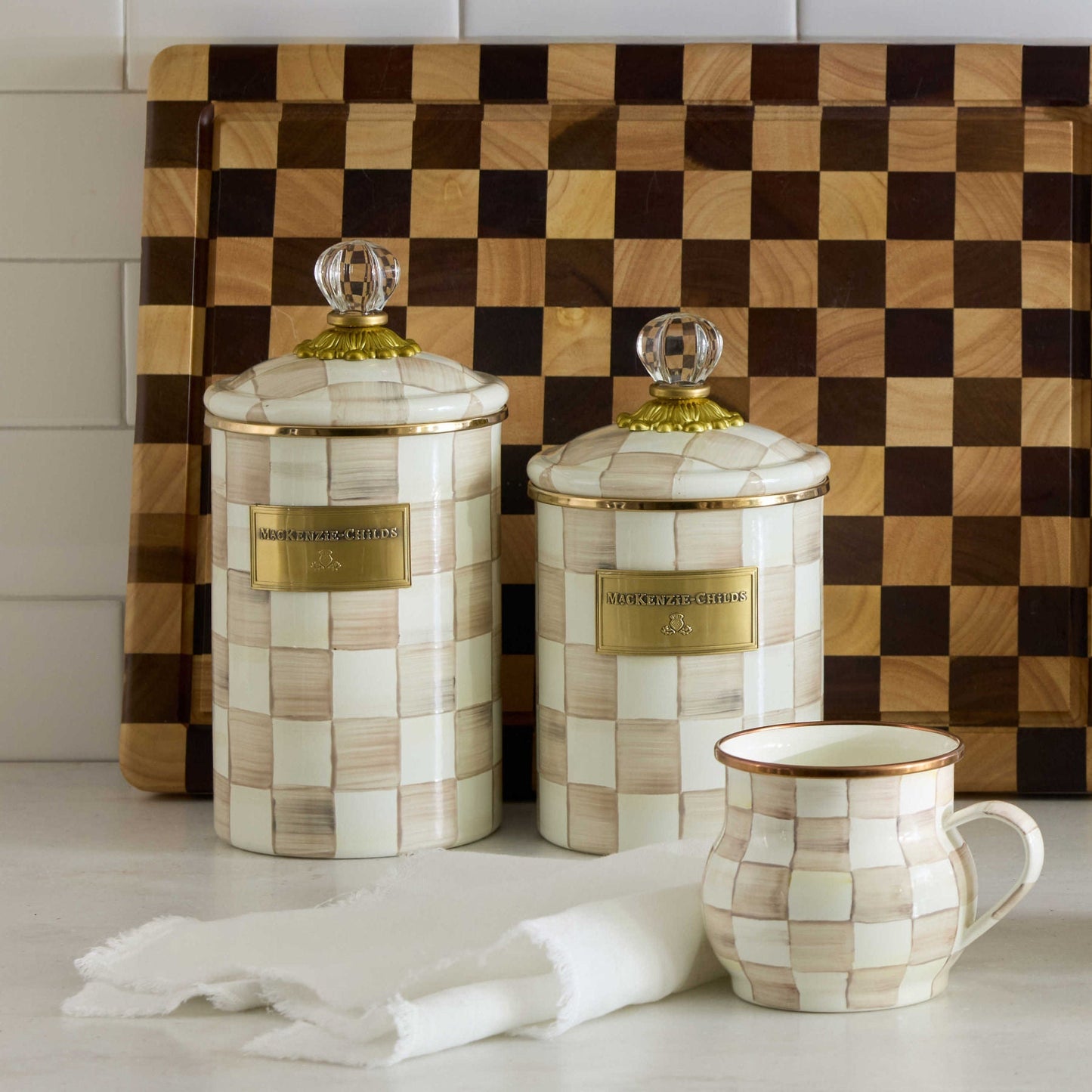 Střední smaltovaná dóza s víkem Mocha Check od MacKenzie-Childs s kávovými kostkami a skleněným knopem, Waterfall Bathrooms.