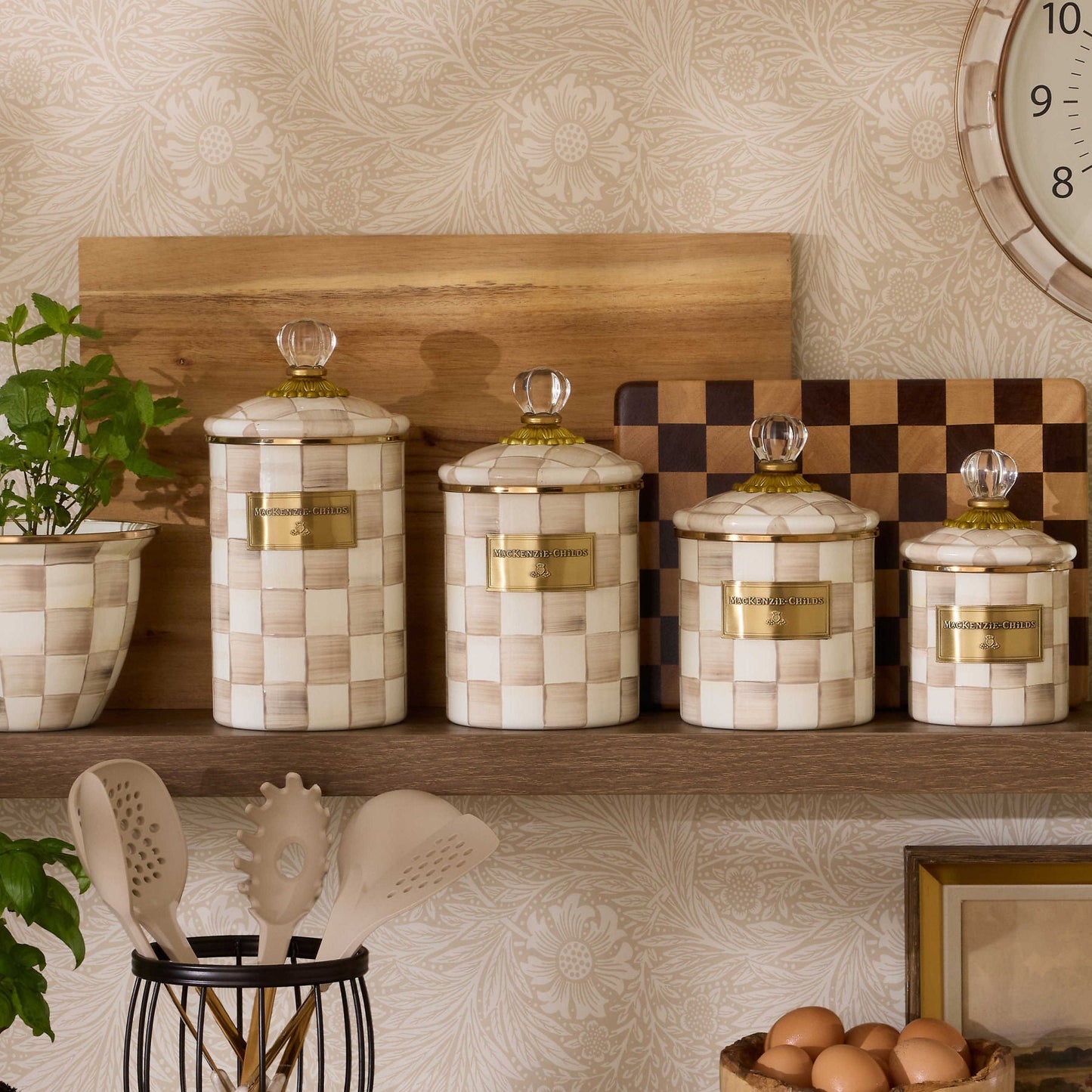 Střední smaltovaná dóza s víkem Mocha Check od MacKenzie-Childs s kávovými kostkami a skleněným knopem, Waterfall Bathrooms.