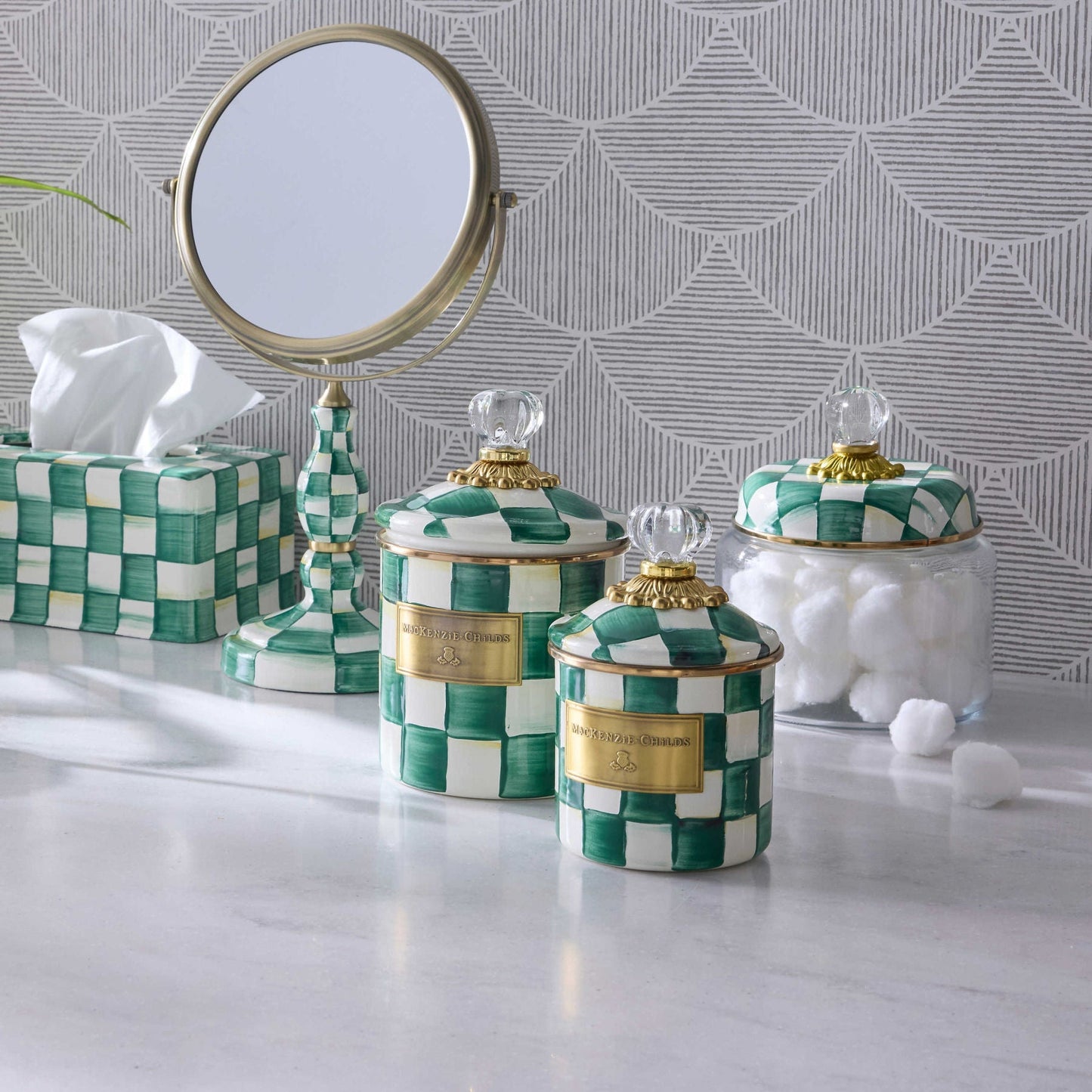 Střední kuchyňská dóza Emerald Check od MacKenzie-Childs se zeleným kostkovaným vzorem, Waterfall Bathrooms.