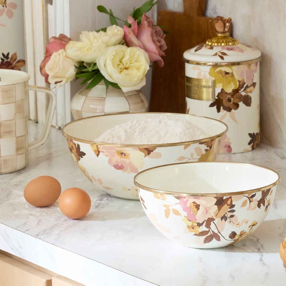 Střední mísa Wild Rose White od MacKenzie-Childs s květinovými motivy divokých růží, Waterfall Bathrooms.