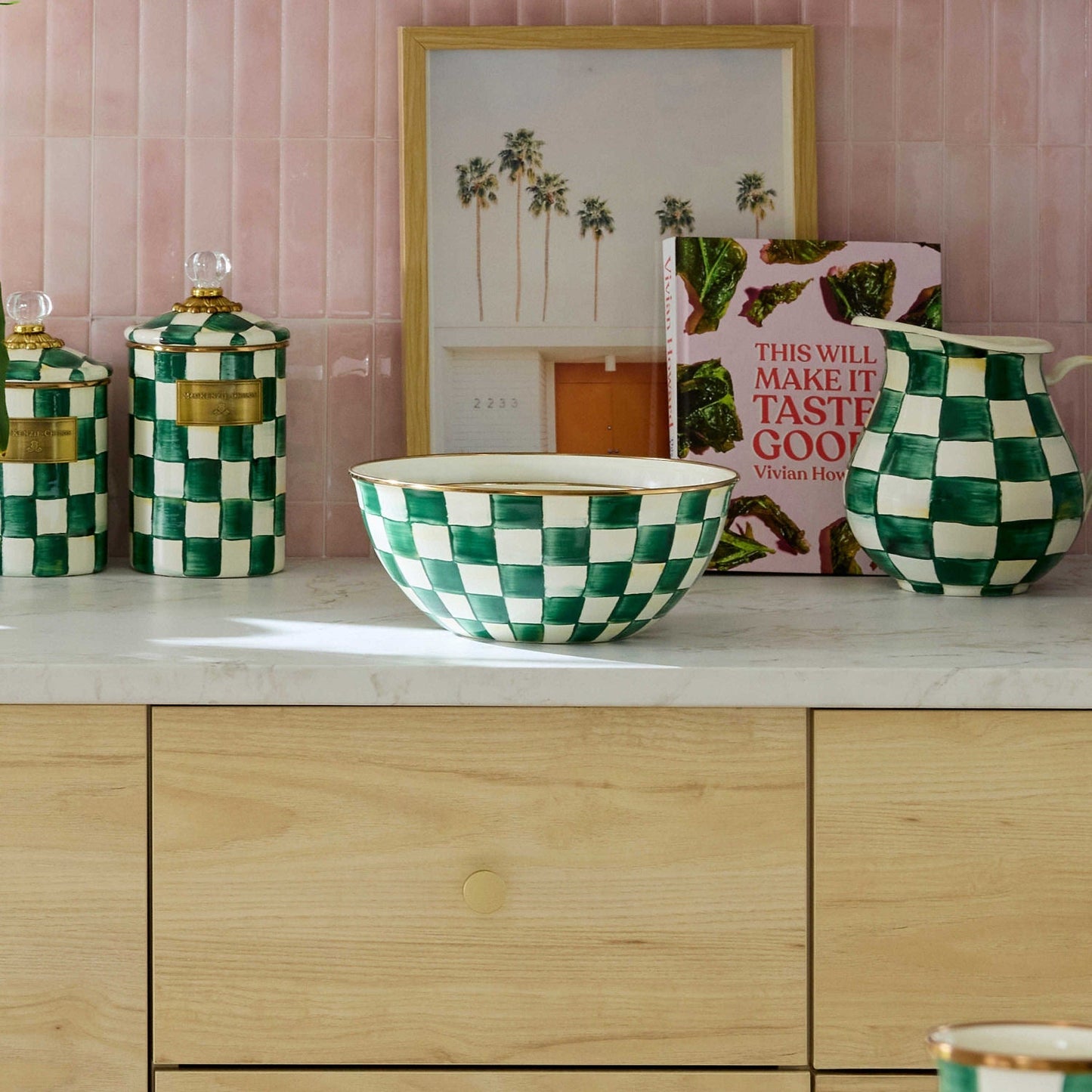 Střední smaltovaná miska Emerald Check od MacKenzie-Childs se zeleným kostkovaným vzorem, Waterfall Bathrooms.