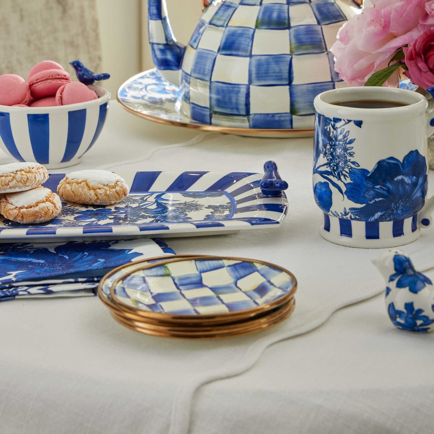 Sada čtyř talířků na předkrmy Royal Check od MacKenzie-Childs, s modrým kostkovaným vzorem a bronzovým lemováním, Waterfall Bathrooms.