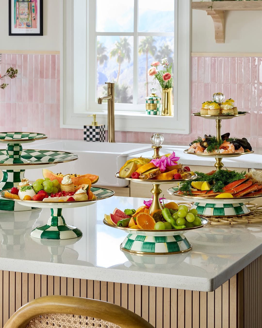 Třípatrový servírovací tác Emerald Check od MacKenzie-Childs se zeleným kostkovaným vzorem, Waterfall Bathrooms.