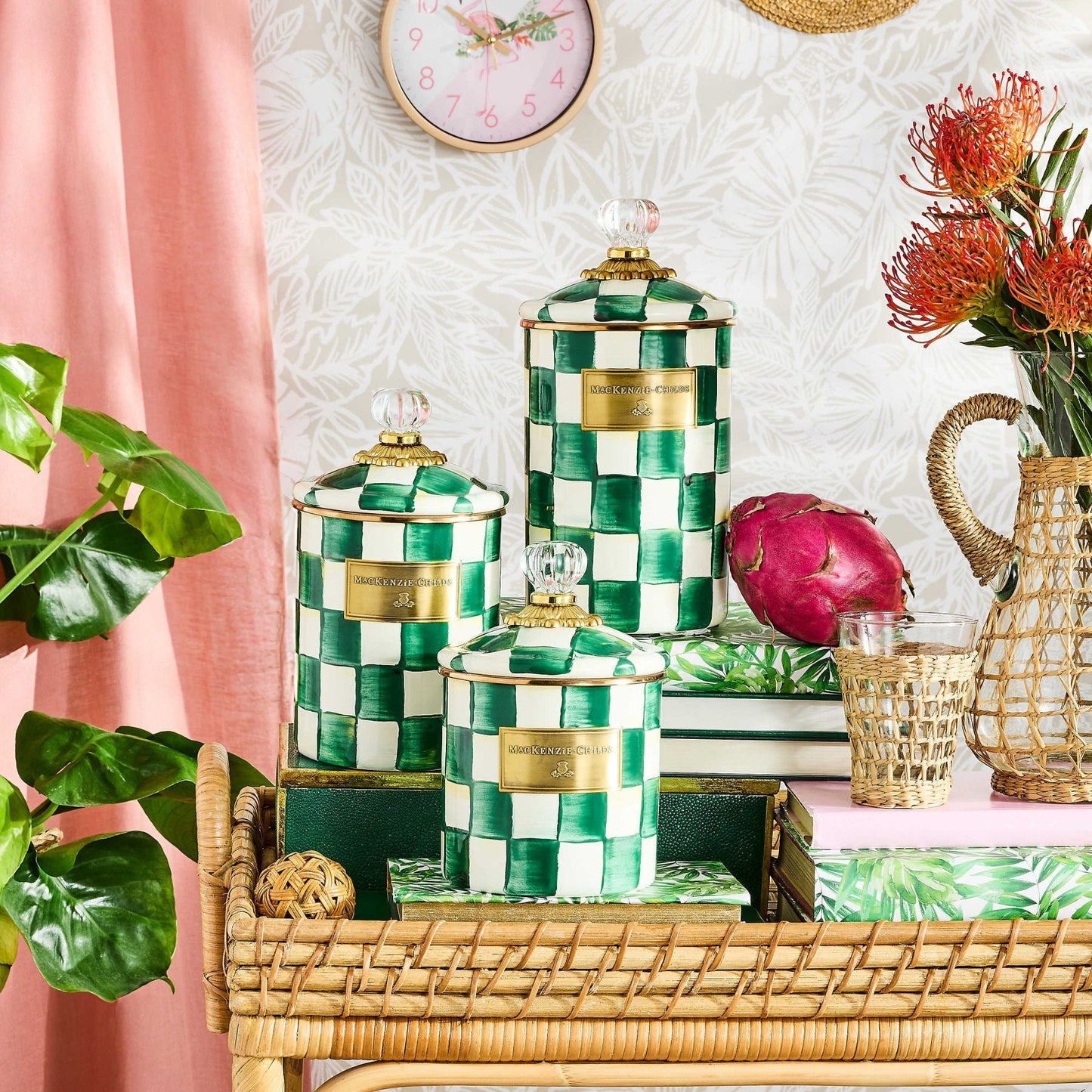 Velká dóza Emerald Check od MacKenzie-Childs se zeleným kostkovaným vzorem, Waterfall Bathrooms.