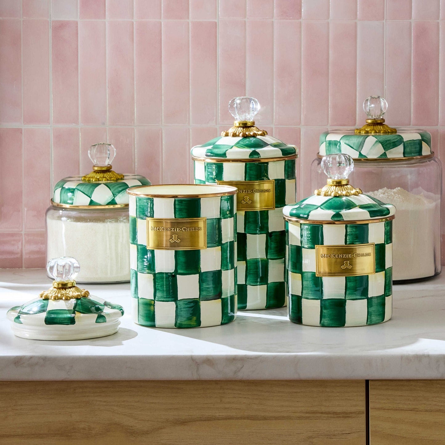 Velká dóza Emerald Check od MacKenzie-Childs se zeleným kostkovaným vzorem, Waterfall Bathrooms.