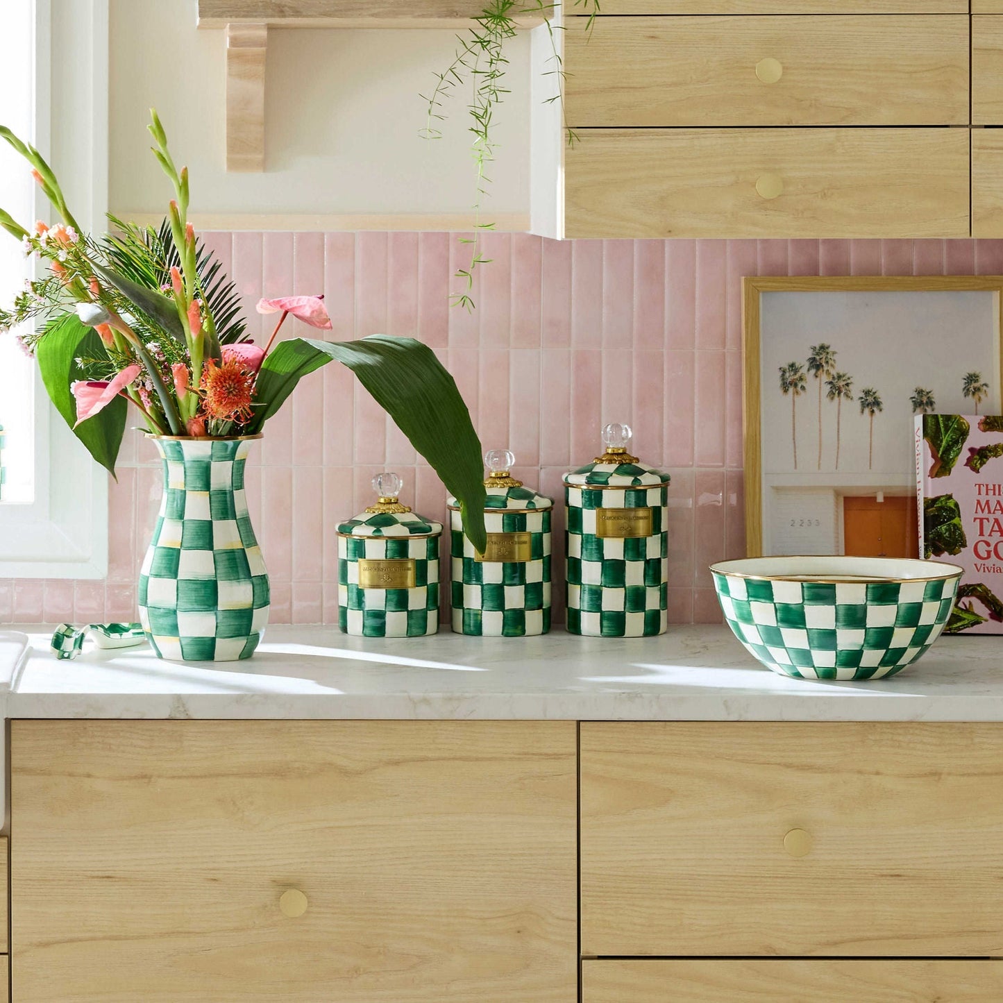 Velká dóza Emerald Check od MacKenzie-Childs se zeleným kostkovaným vzorem, Waterfall Bathrooms.