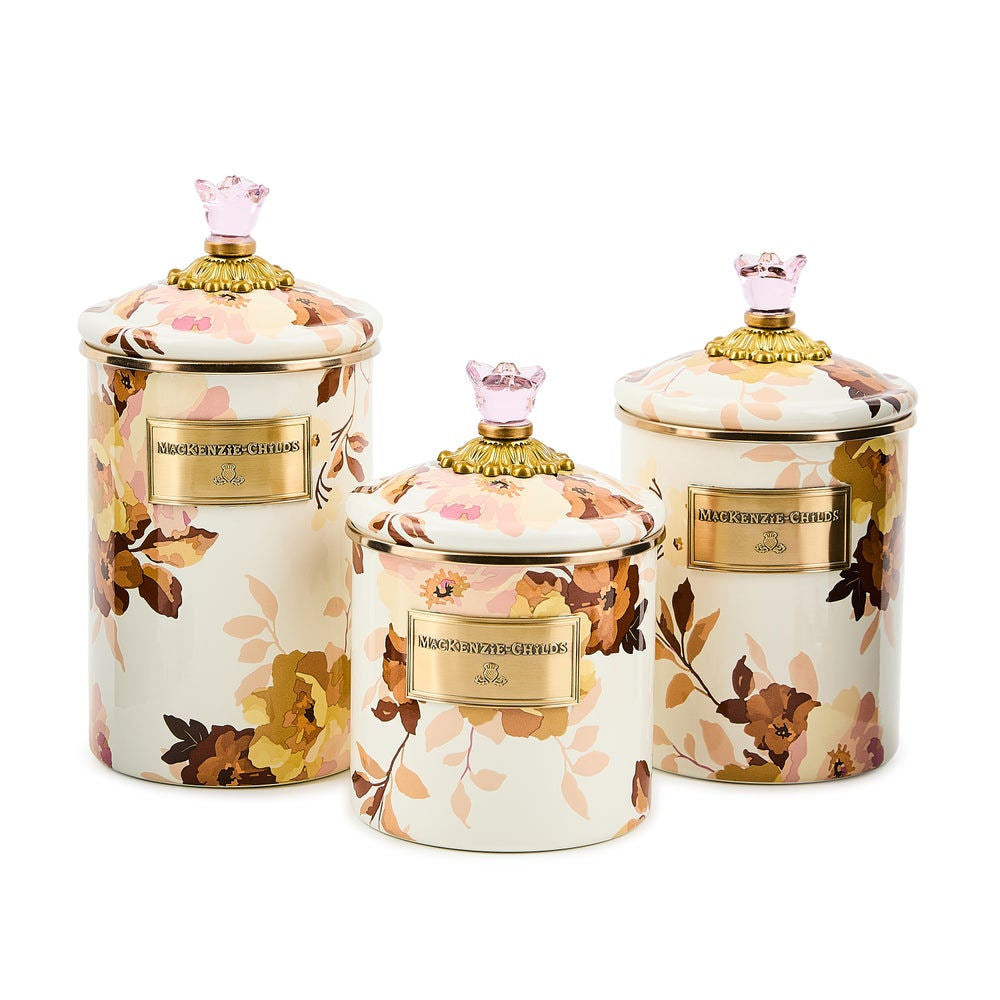 Velká dóza Wild Rose White od MacKenzie-Childs s ručně malovaným květinovým vzorem, Waterfall Bathrooms.